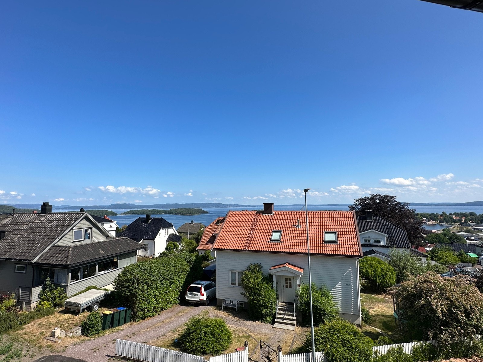 Fra stuevinduene er det flott utsikt over fjorden Galleribilde