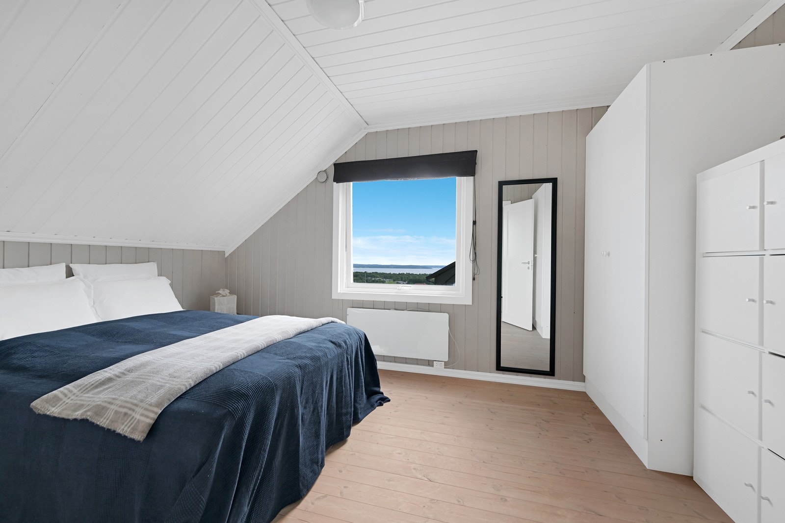 Et godt soverom med plass for dobbelseng Galleribilde