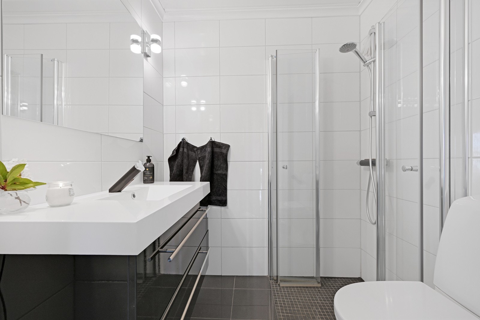 Boligen har to flislagte bad - dette er badet i 1. etasje Galleribilde