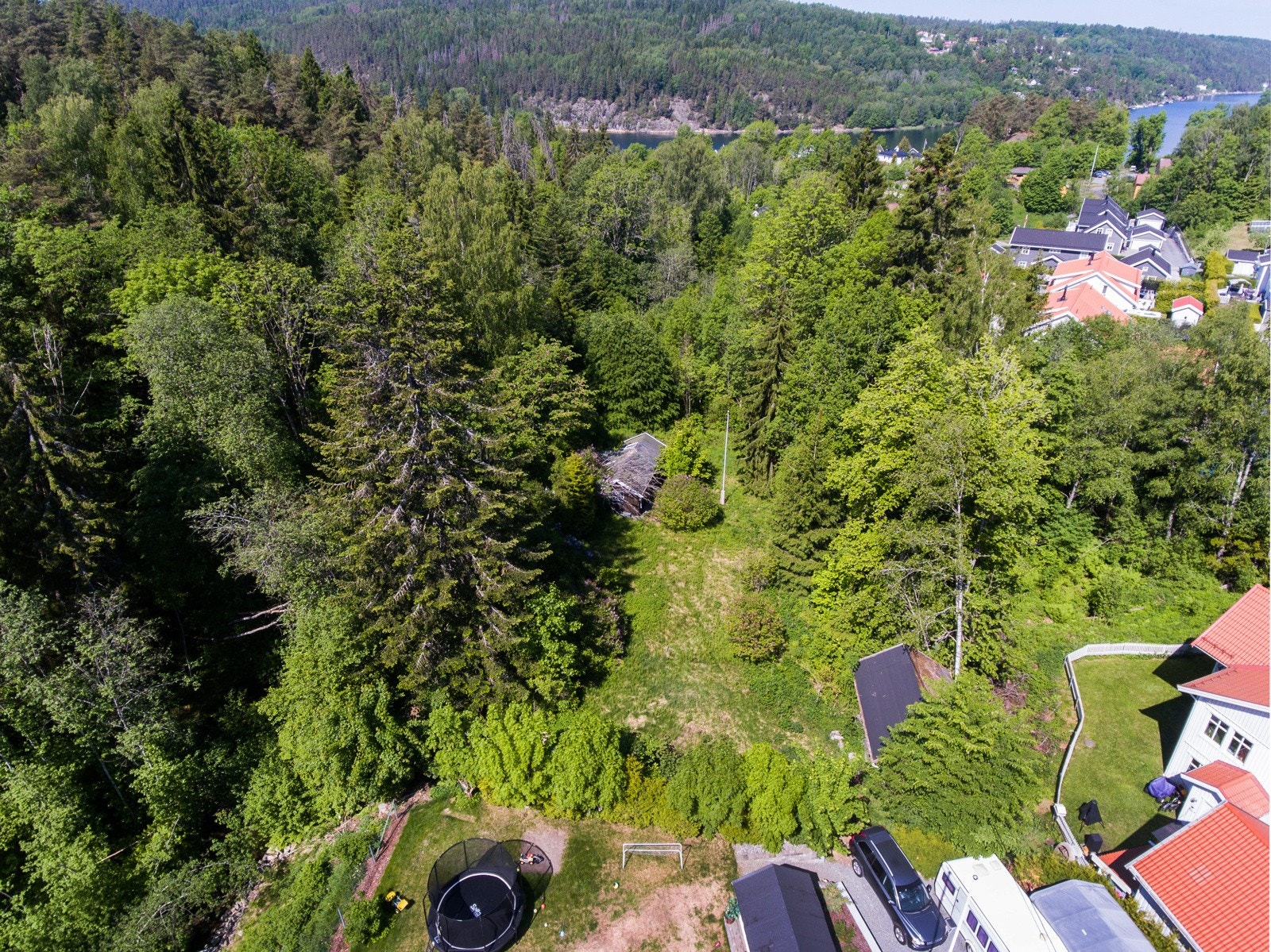 Det er fremført ledningsnett for vann og avløp fra offentlig ledningsnett og frem til tomtegrensen. Galleribilde