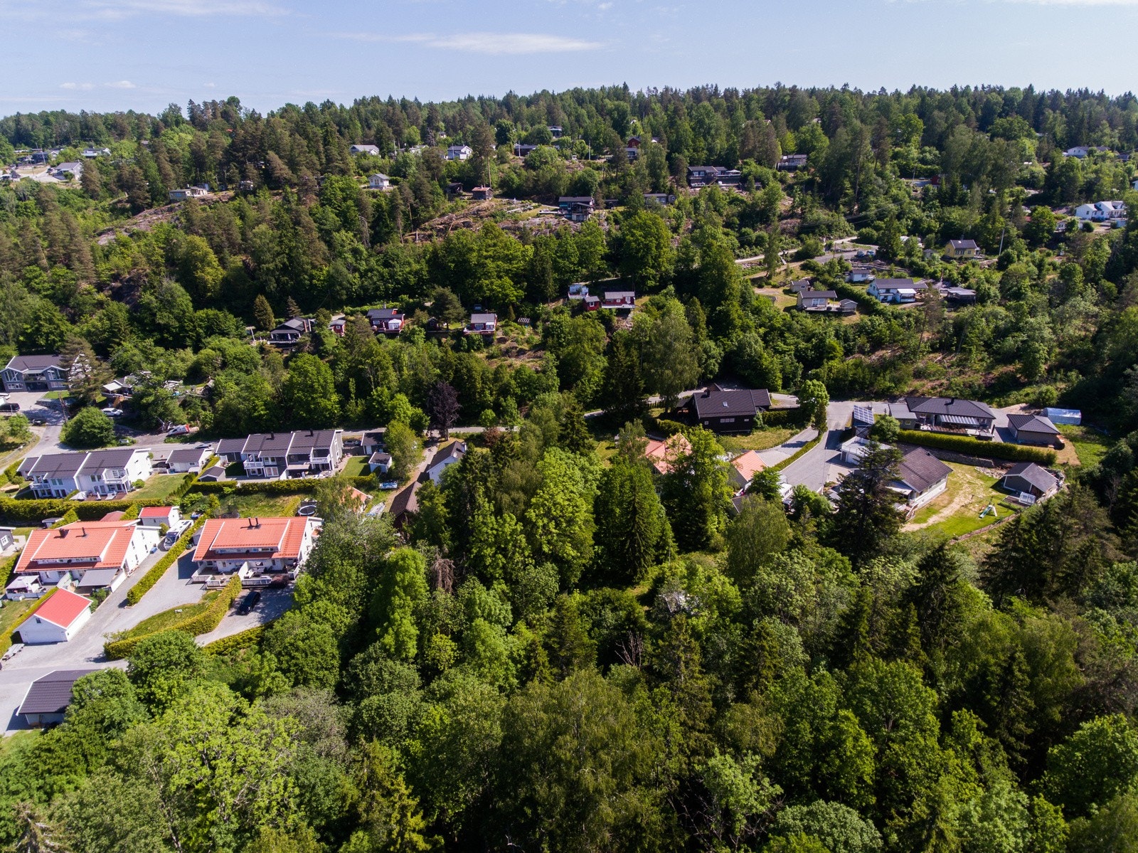 Tomten har en fin beliggenhet i et landling boligområde under utvikling. Galleribilde