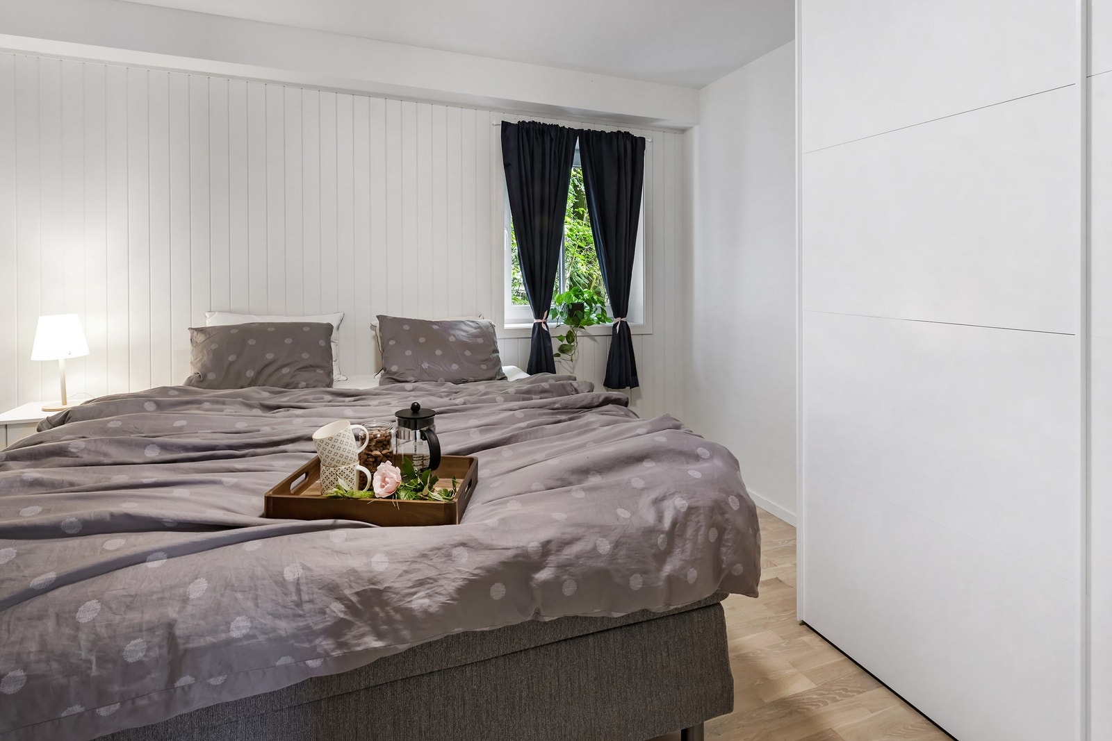 Boligen har 2 soverom. Dette rommet har skyvedørsgarderobe. Galleribilde