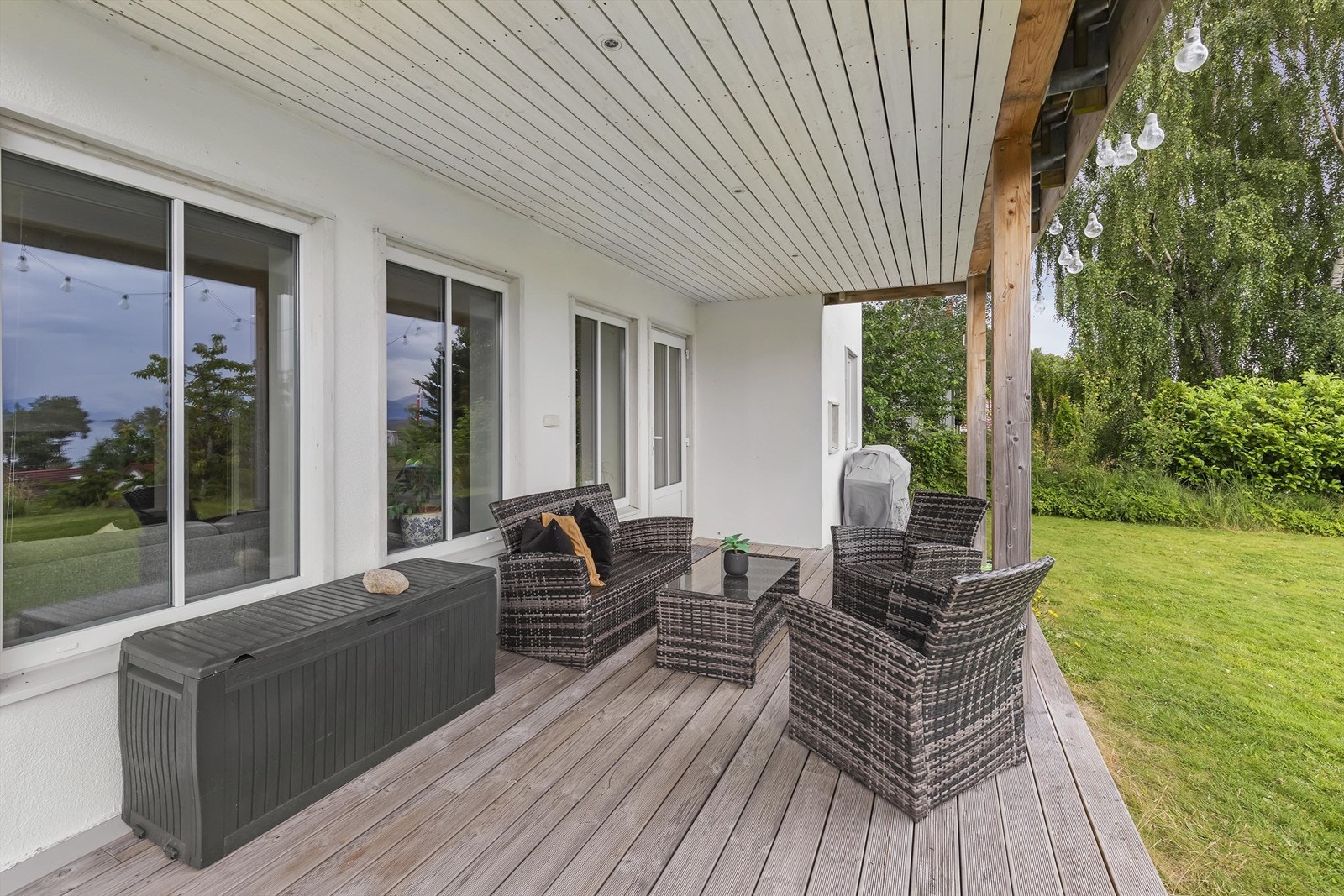 Romslig takoverbygd terrasse med plass til sittegruppe. Galleribilde