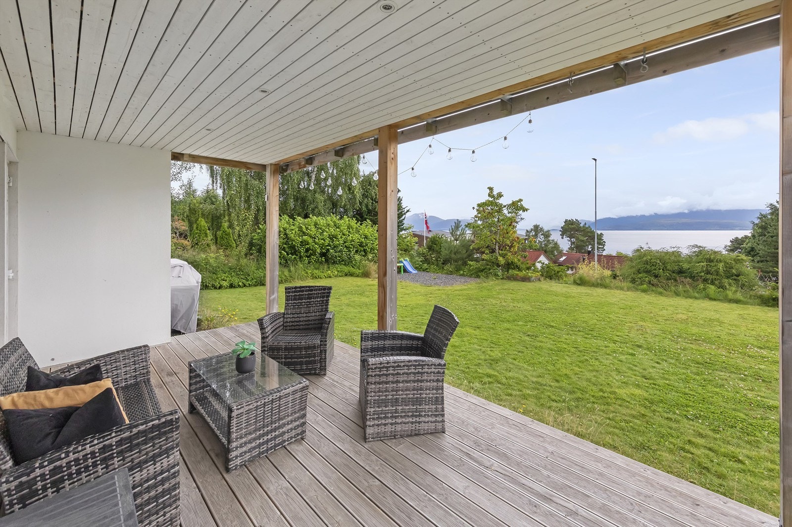 Vakker utsikt over fjorden. Galleribilde
