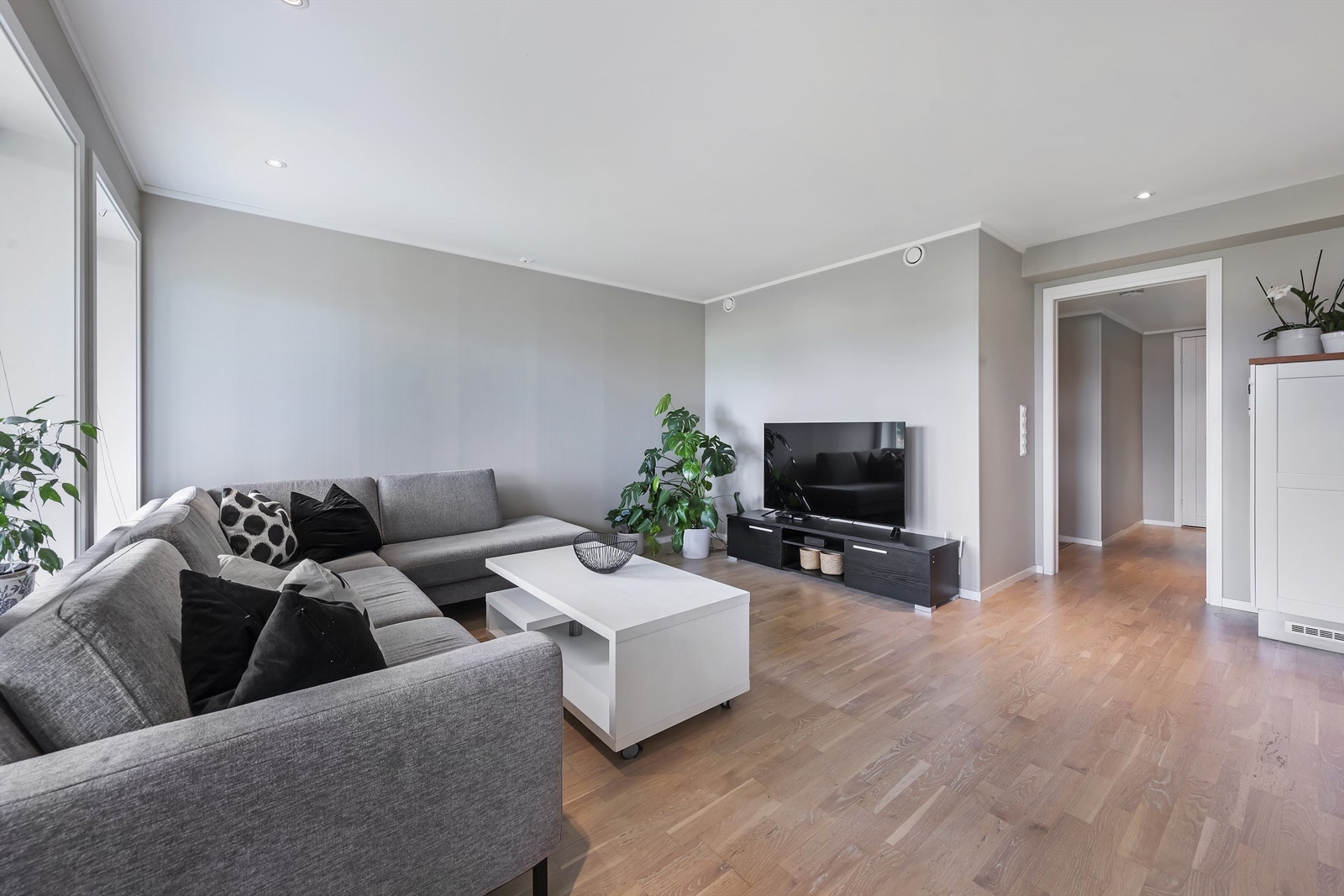 Lys og trivelig stue med downlights i himling. Galleribilde
