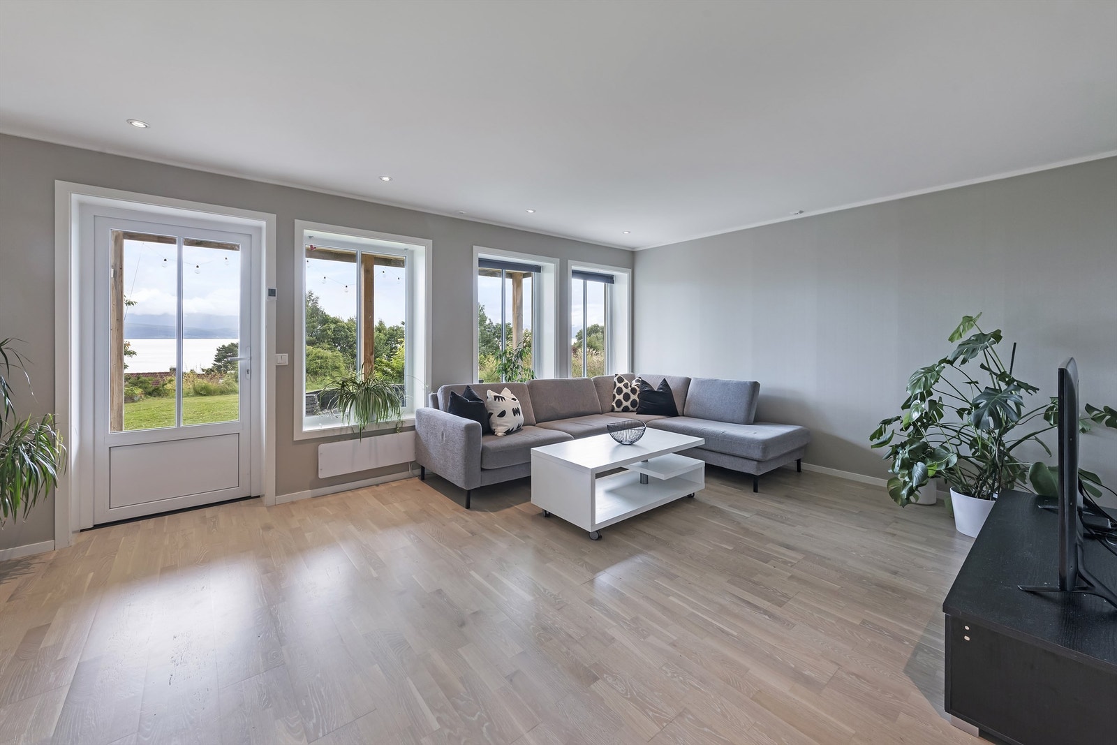 Velkommen til Mekvegen 56B, en lekker selveierleilighet med 2 soverom, trinnfri adkomst og flott markterrasse. Galleribilde