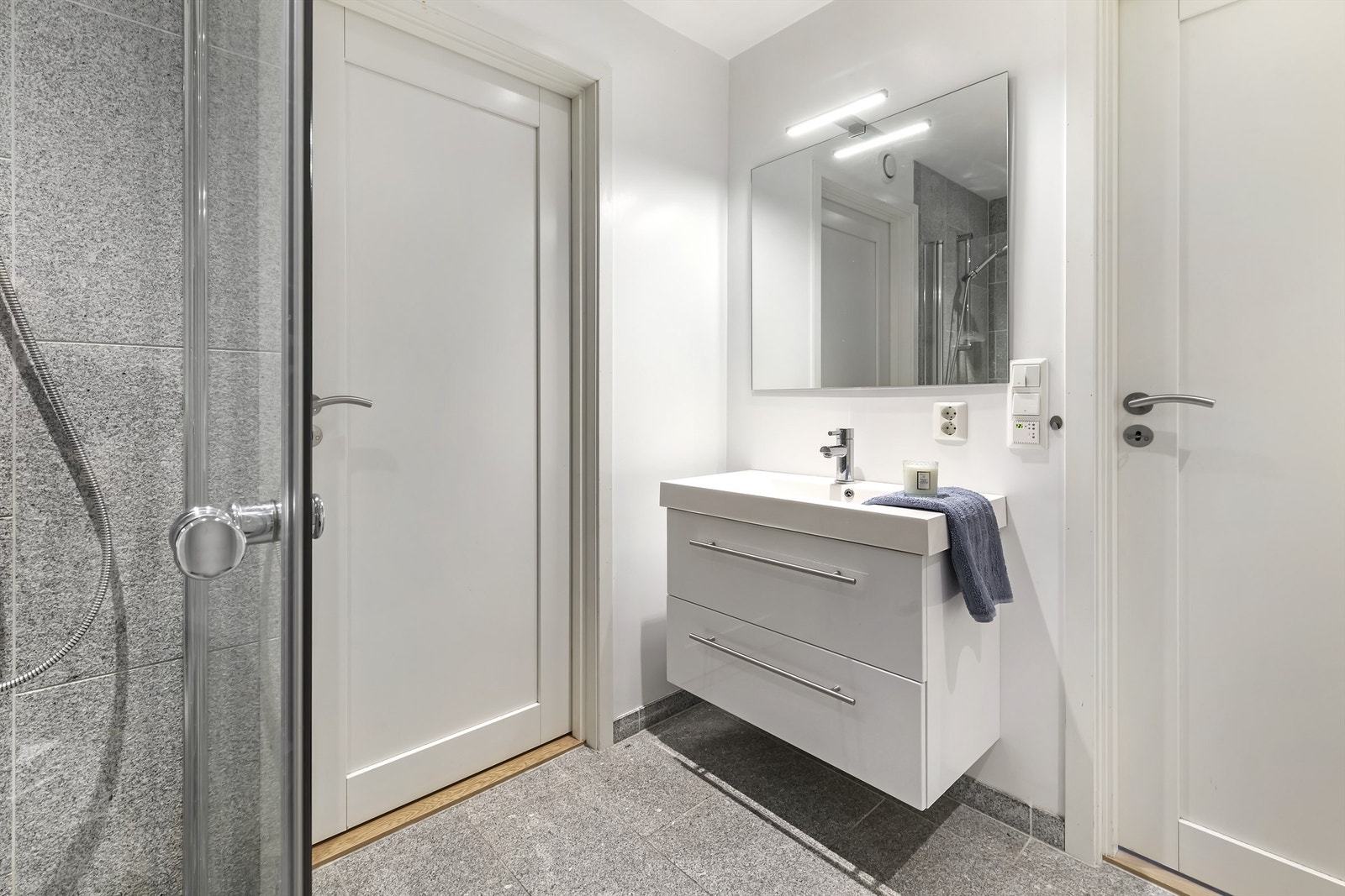 Badet har downlights i himling og varme i gulv. Galleribilde