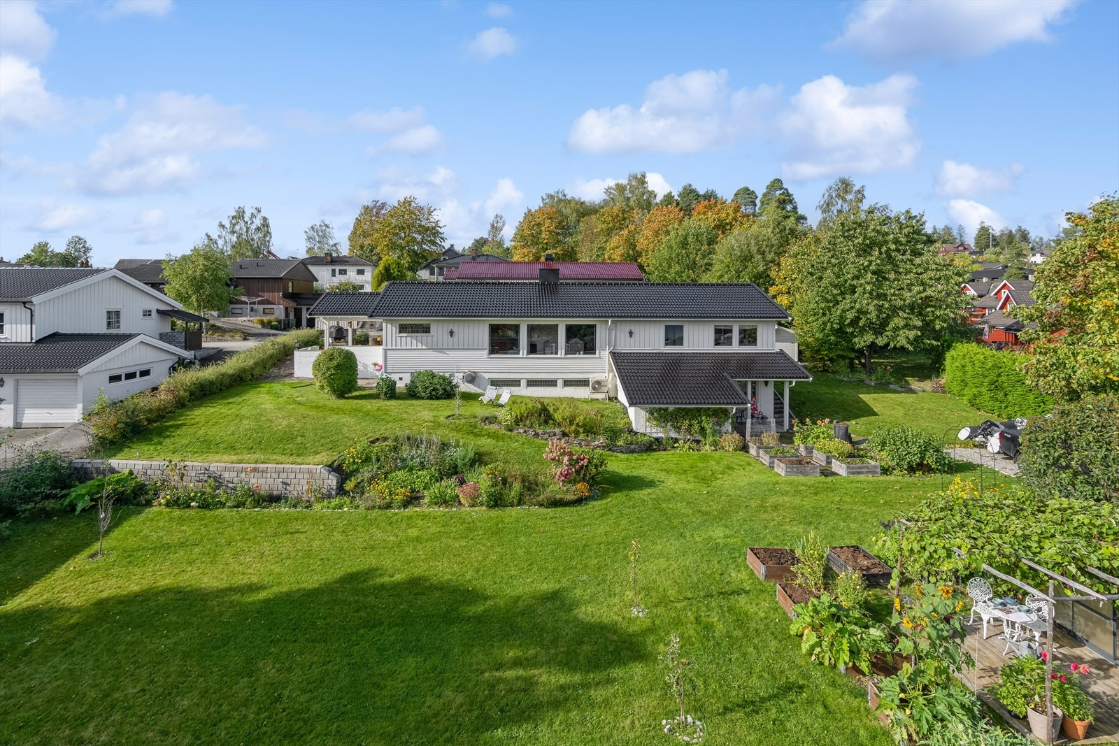 Enebolig med godkjent hybelleilighet på stor solrik tomt med nydelig utsikt over Steinsfjorden. 25 min. til Sandvika!