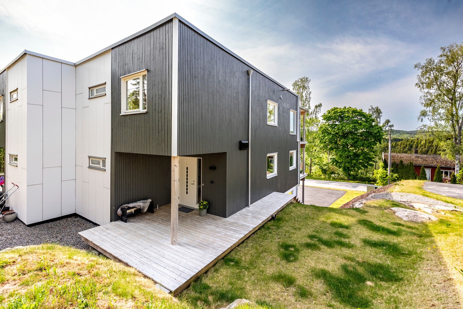 Sommerdagene kan også tilbringes på en skjermet og delvis overbygd terrasse ved inngangen. Galleribilde