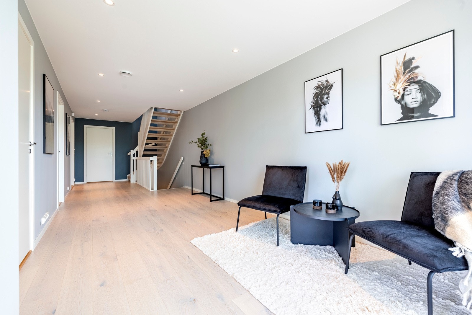 Veggene er malt i lysegrått og en mørk, trendy blåfarge. Galleribilde