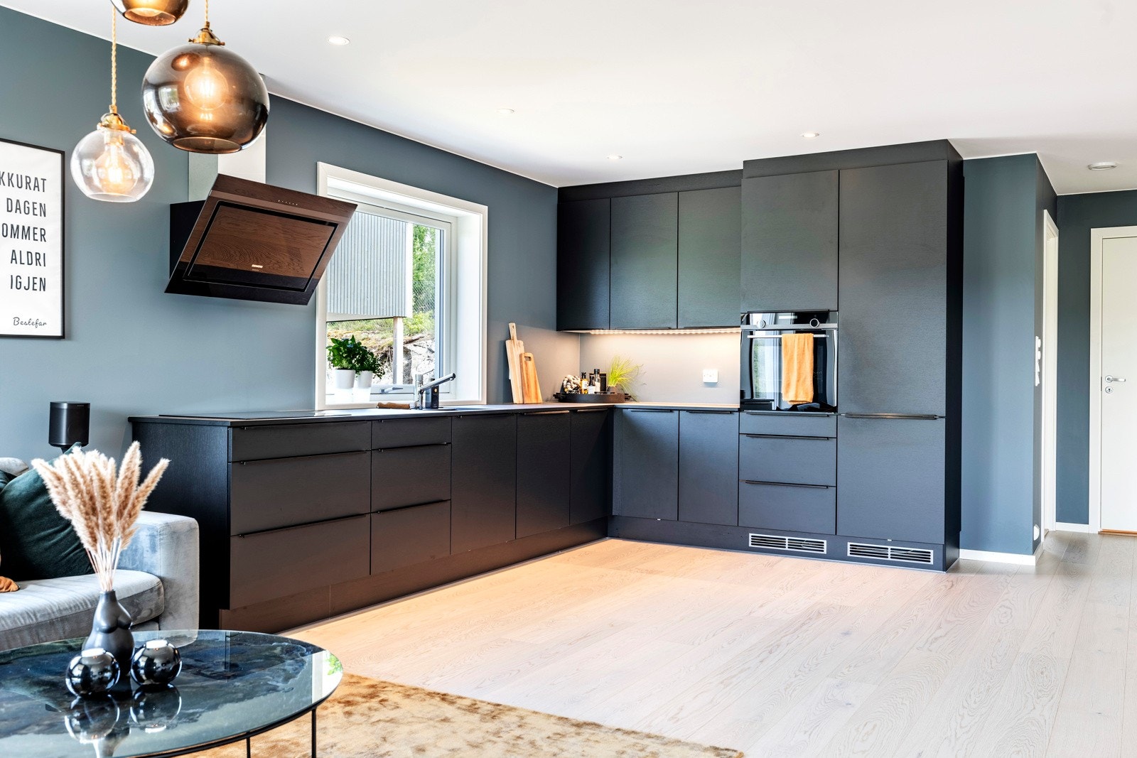 Dette er en moderne halvpart av tomannsbolig fra 2019. Galleribilde