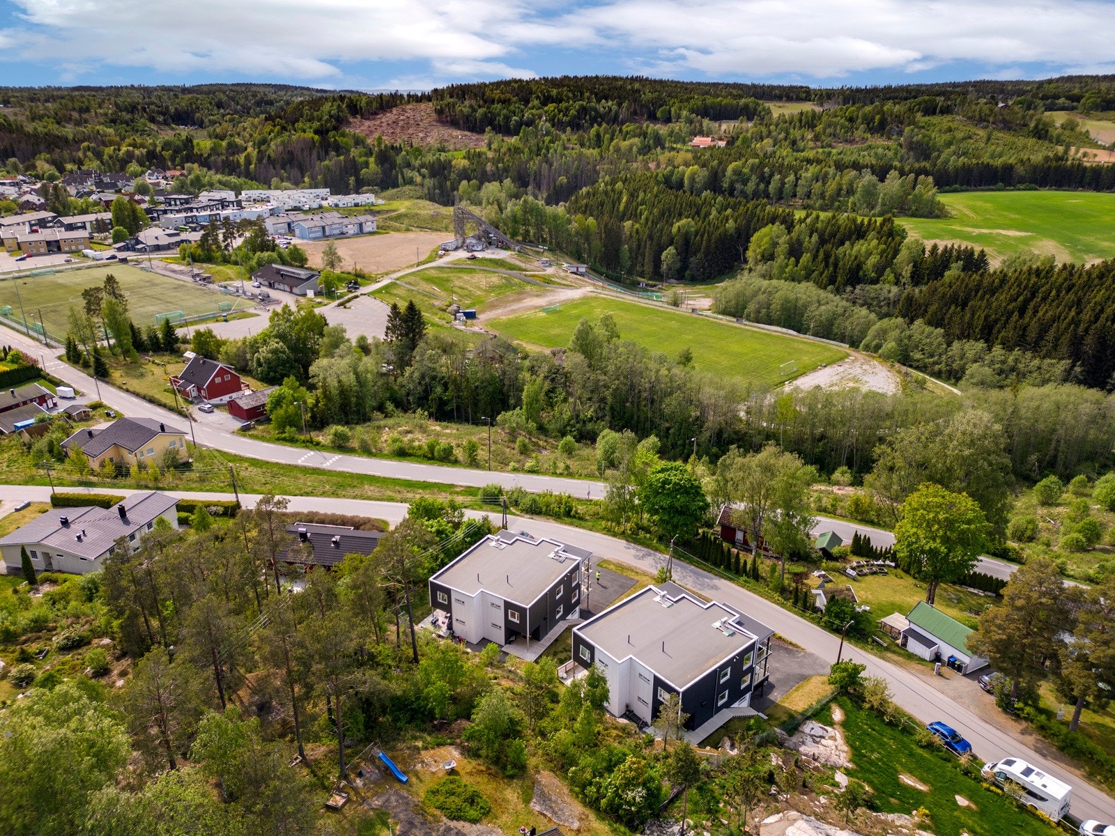 Dagligvarehandelen kan gjøres på Kiwi Tomter som ligger ved Tomter stasjon, ca. 8 min unna. Galleribilde