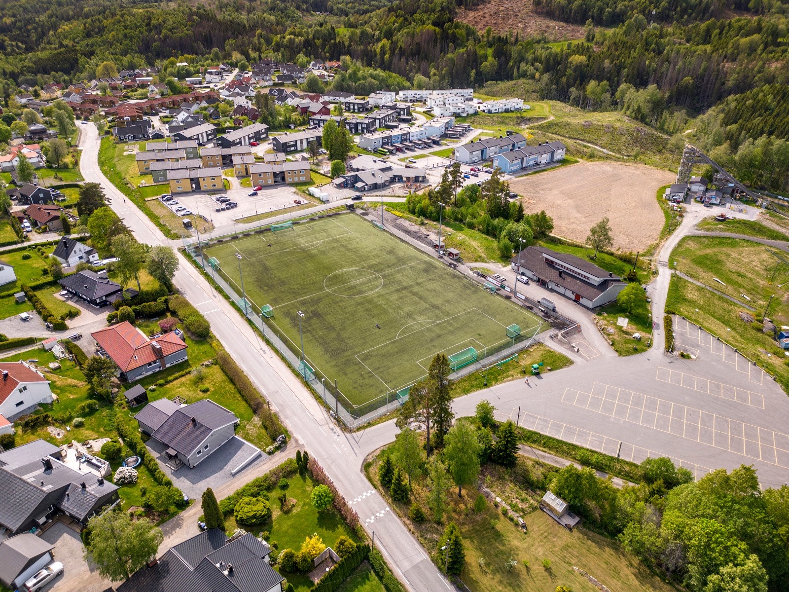 Tomter idrettspark, som ligger kun 4 minutters gange fra boligen, byr på både lysløyper og kunstgressbane. Her ligger også Granskollen skianlegg med flere hoppbakker av god kvalitet. Galleribilde