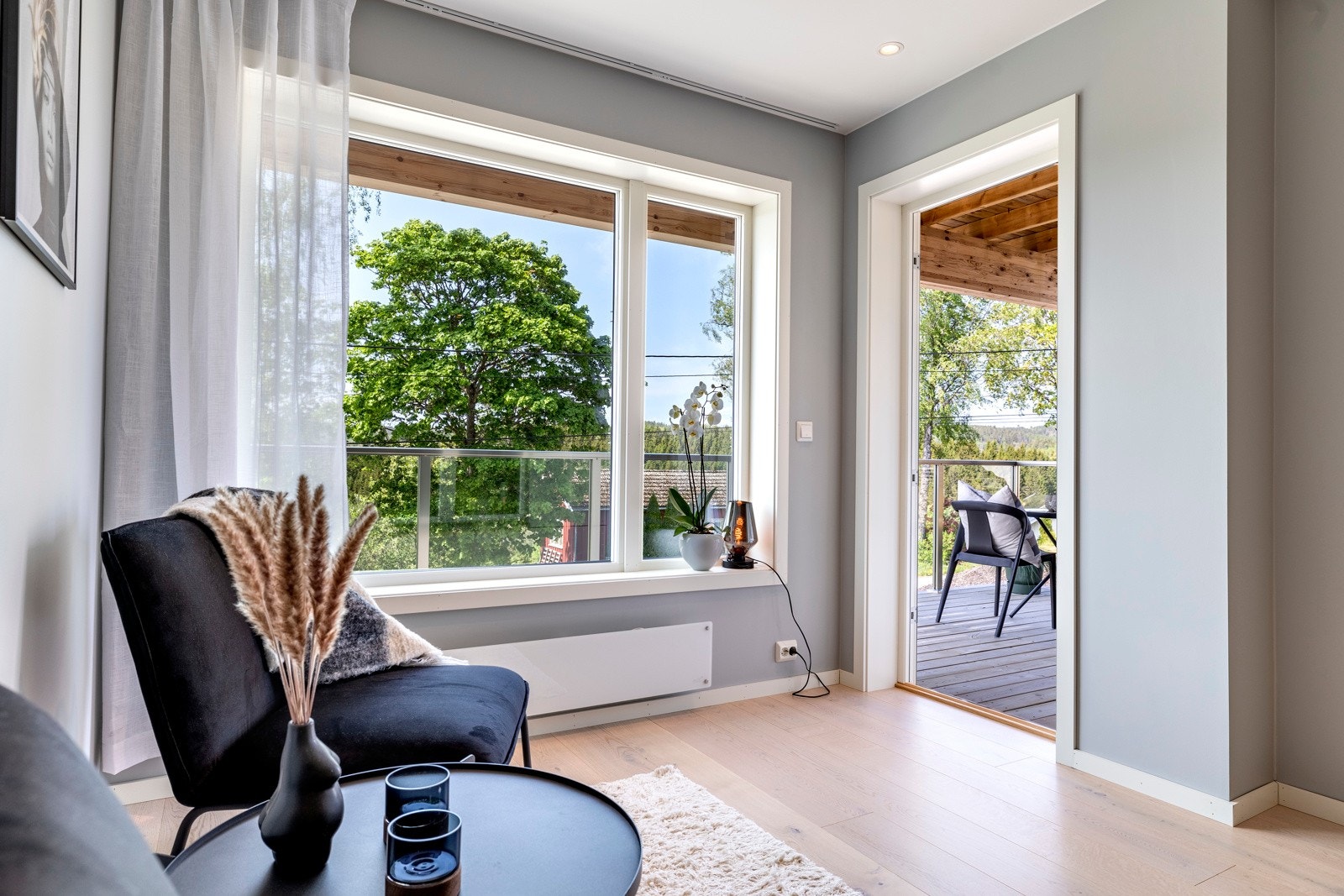 Det er utgang til en balkong med fin utsikt, og stuen er utstyrt med downlights i himlingen. Galleribilde