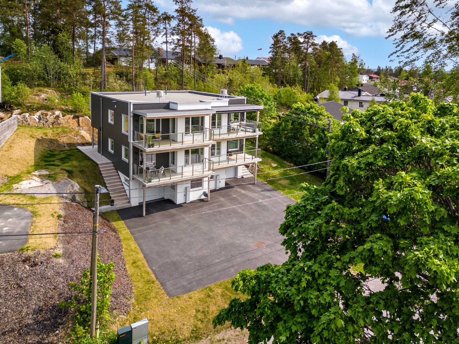 Tomten er opparbeidet med gressplen, barket skråning og diverse beplantning. Mot sydøst er deler av eiendommen naturtomt med fjell i dagen. Galleribilde