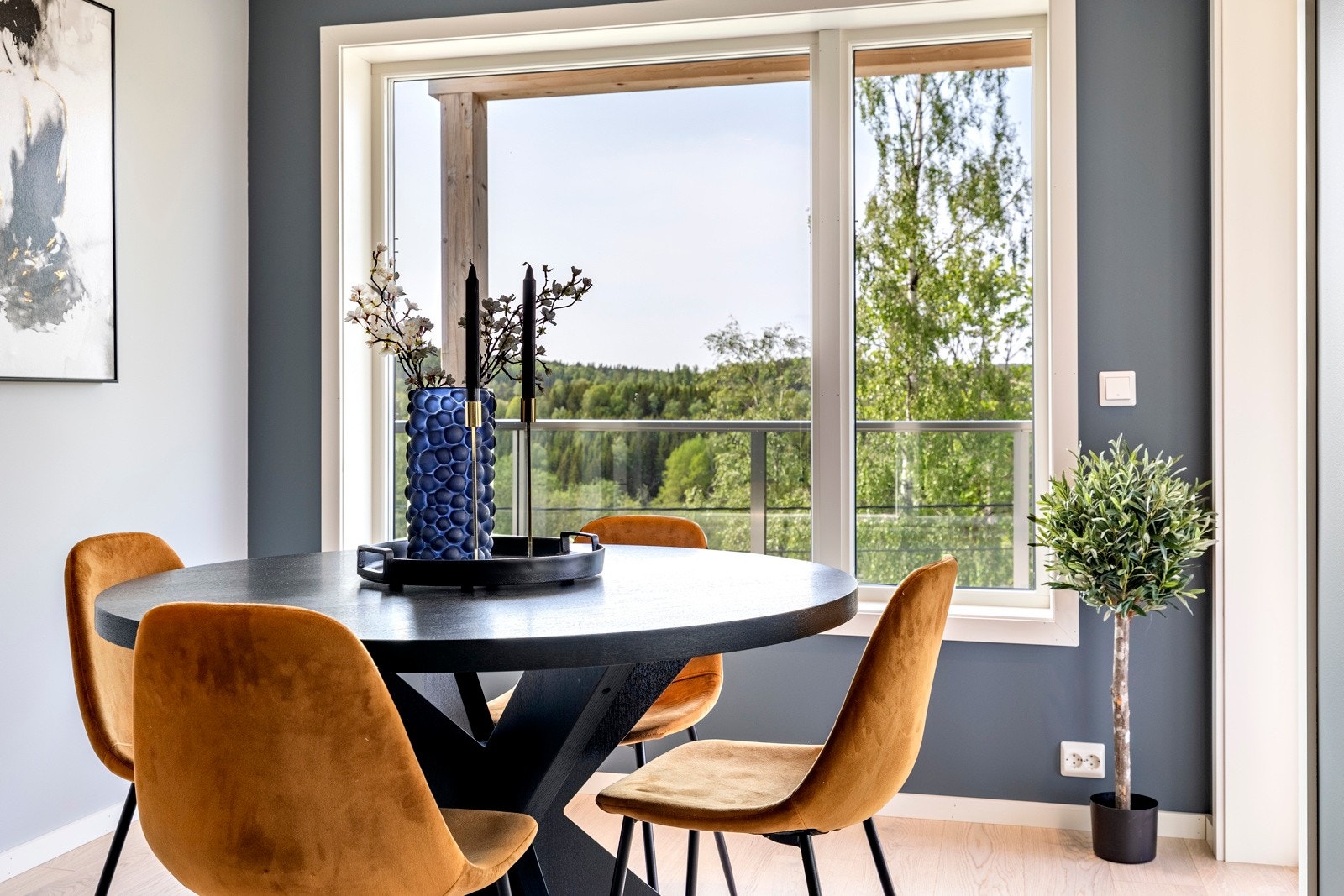 Fra spisebordet kan man nyte trivelig, grønt utsyn. Galleribilde