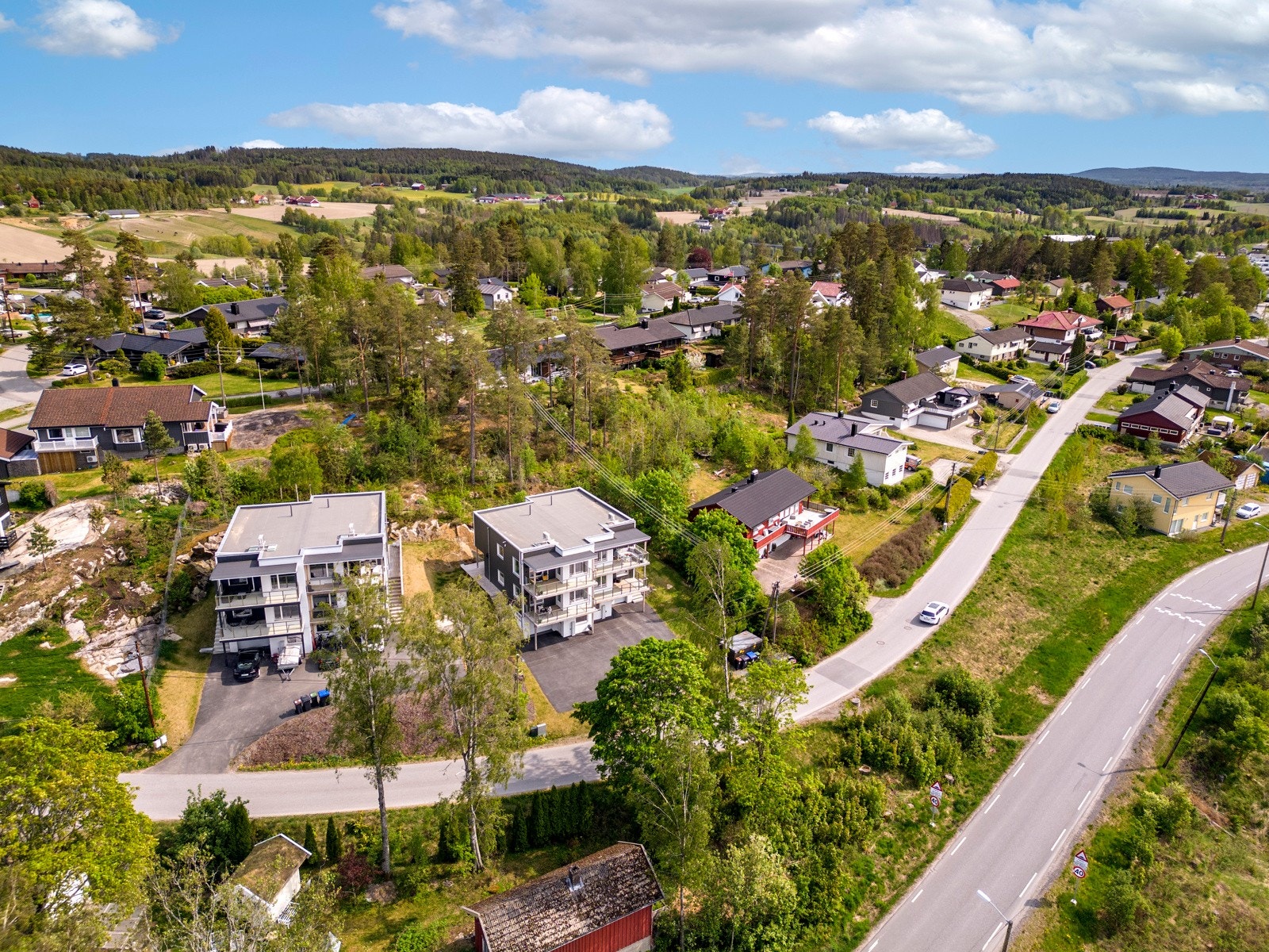 På Tomter har du alle daglige servicetilbud i kort avstand. Det er gangavstand til barneskole, barnehage, matbutikk, buss og tog. Galleribilde