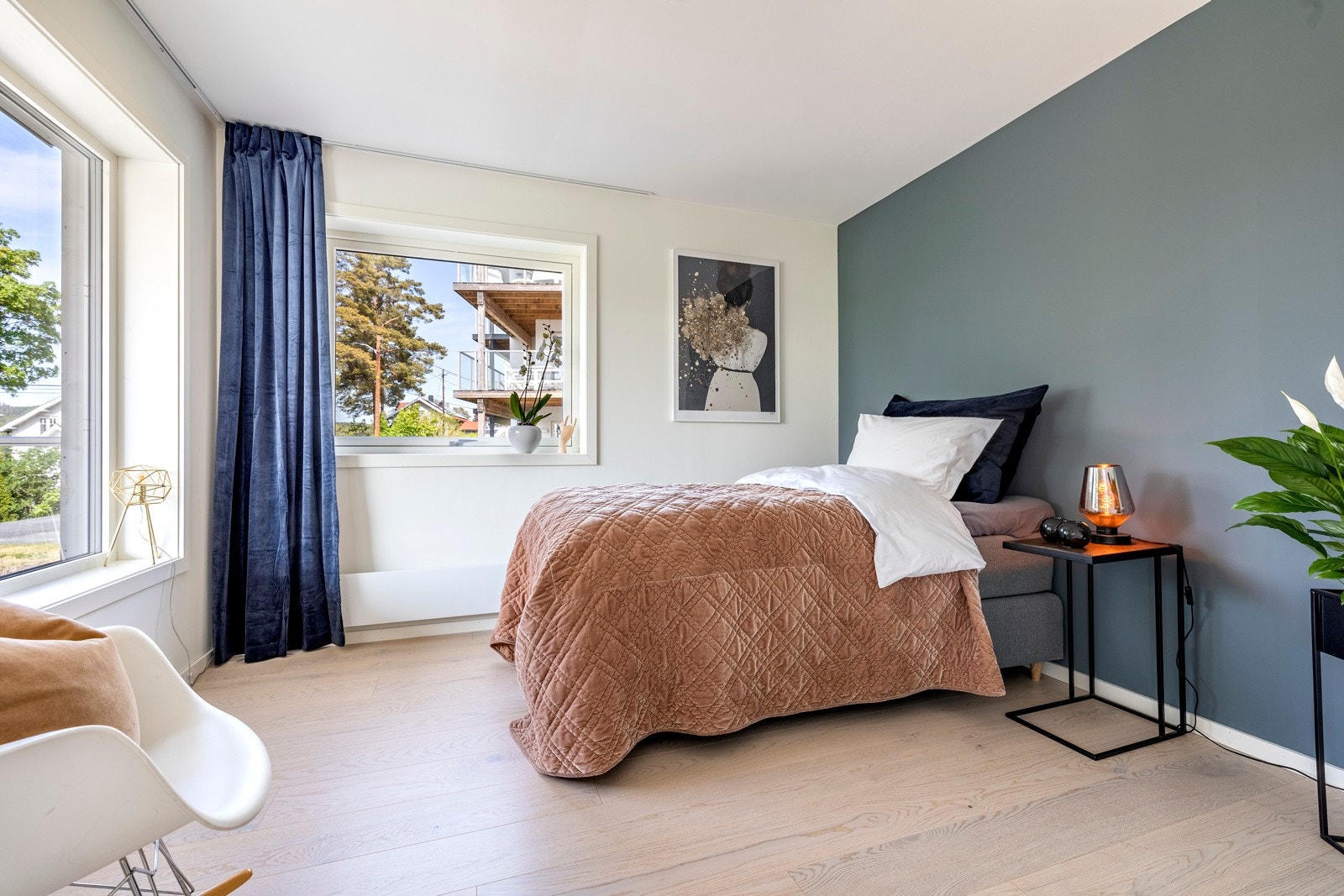 Boligen har fire stilfulle soverom med 1-stavs parkettgulv og veggflater malt i ulike moderne farger. Galleribilde