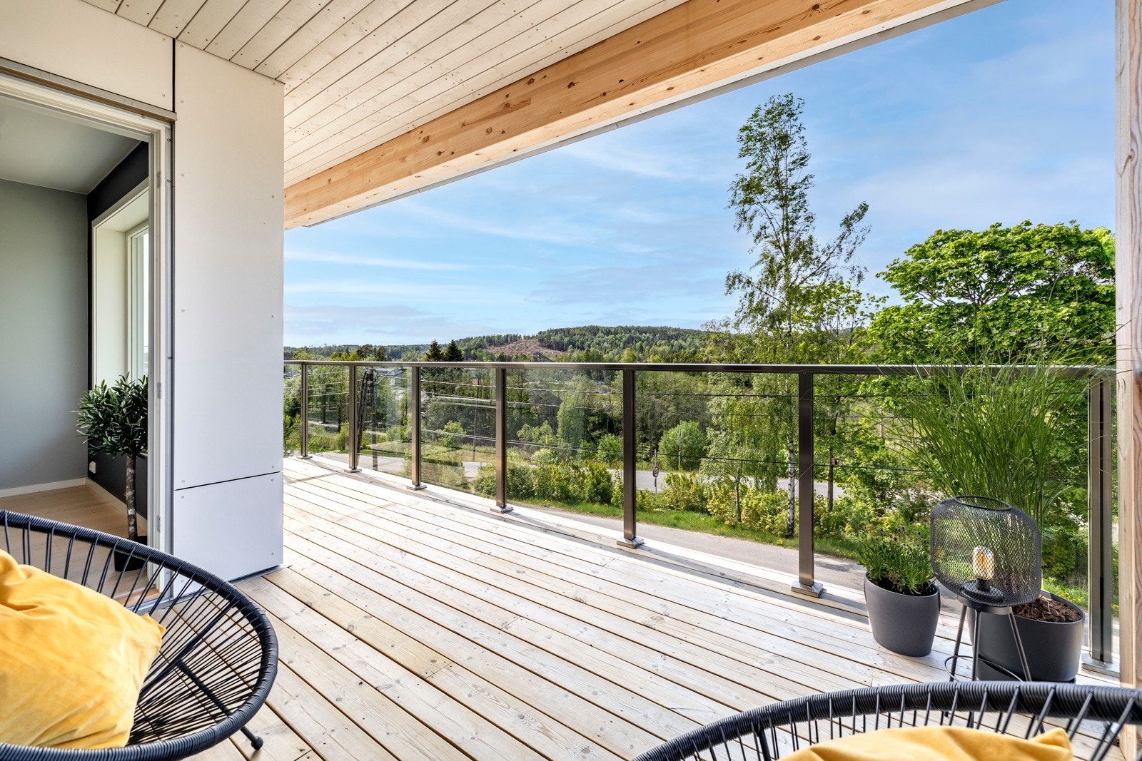 Livet utendørs nytes til fulle på to overbygde balkonger utenfor hver av stuene. Galleribilde