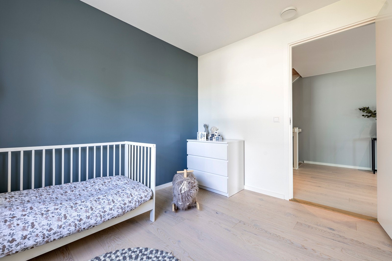 Ved behov kan et av rommene benyttes som kontor, gjesterom eller walk-in closet. Galleribilde