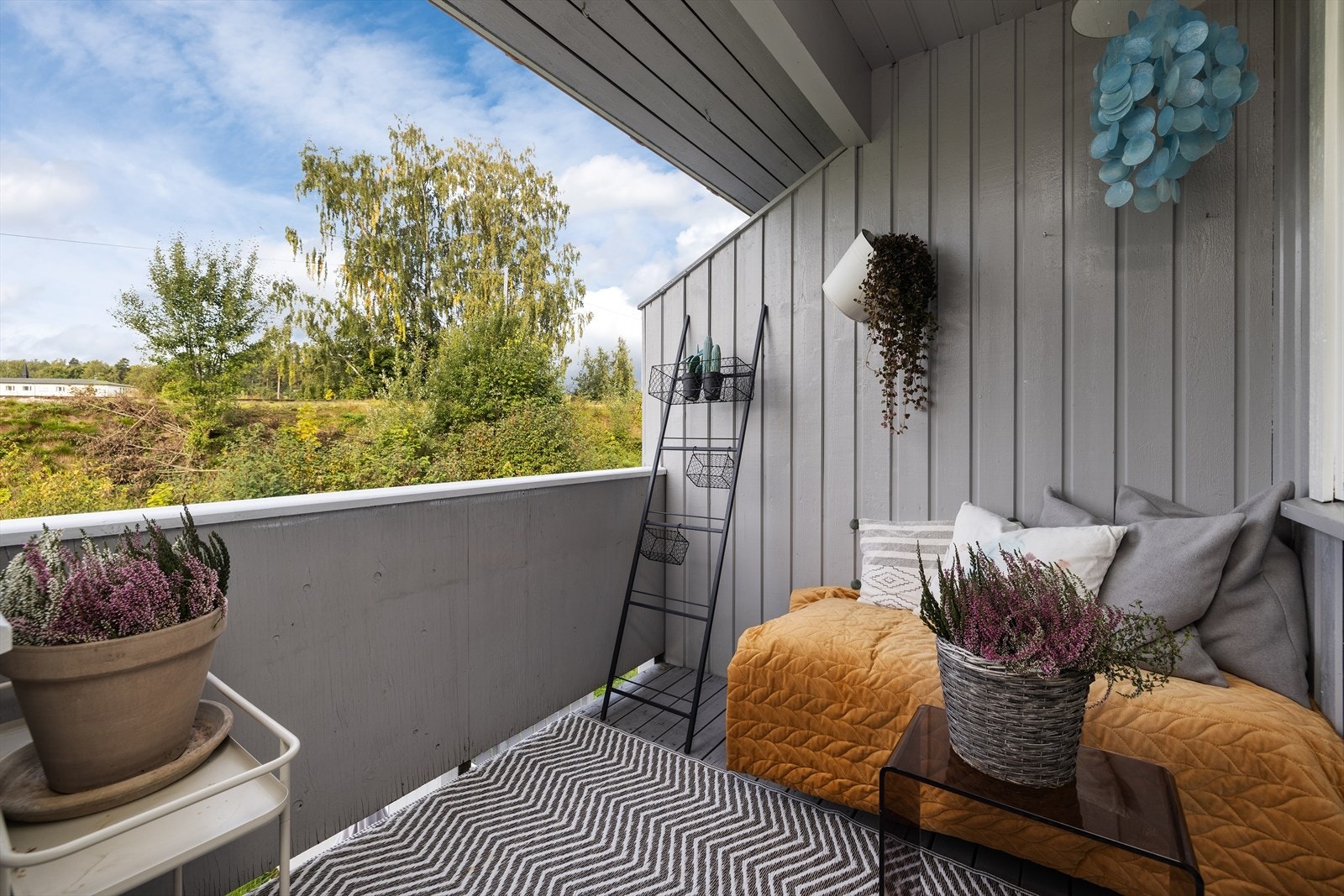 Terrassen er overbygget med god plass til møblement Galleribilde