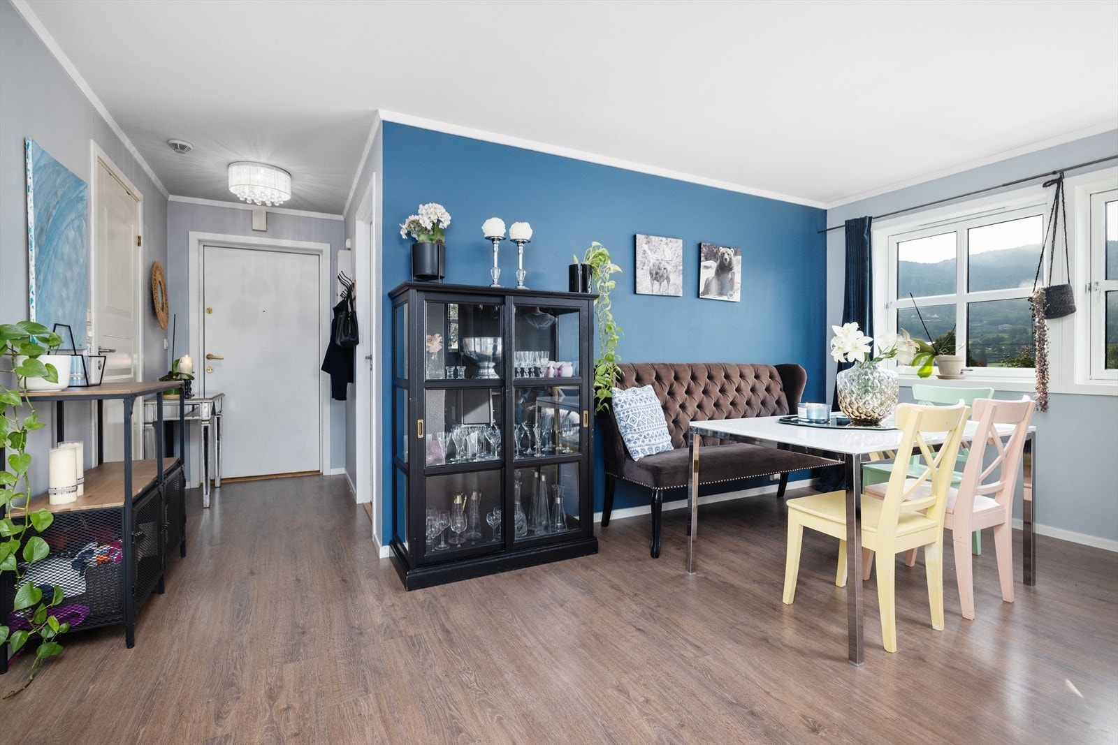 Romslig stue med god plass til spisebord Galleribilde