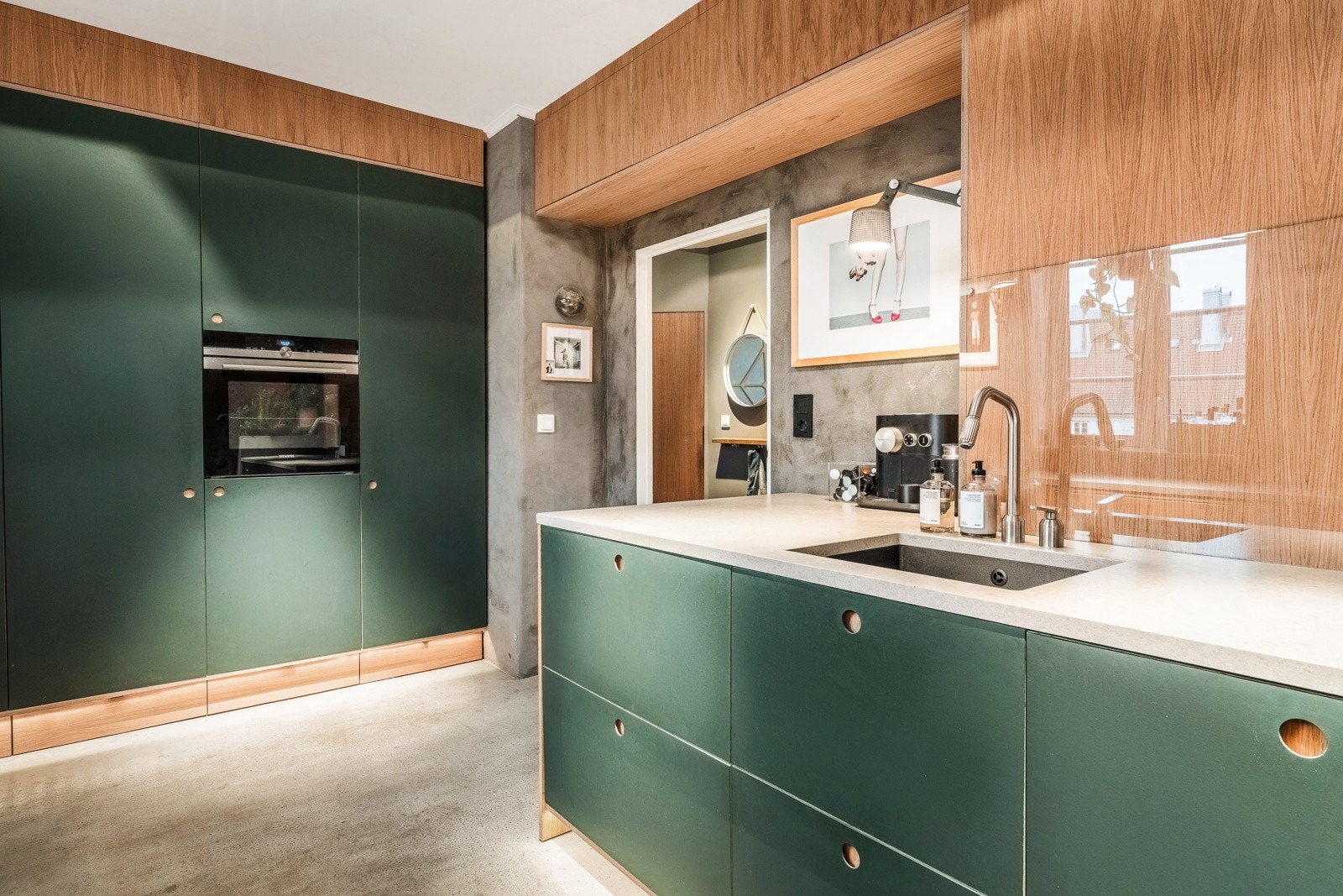 Spennende fargevalg gir leiligheten særpreg, samtidig som den fremstår som stilren Galleribilde