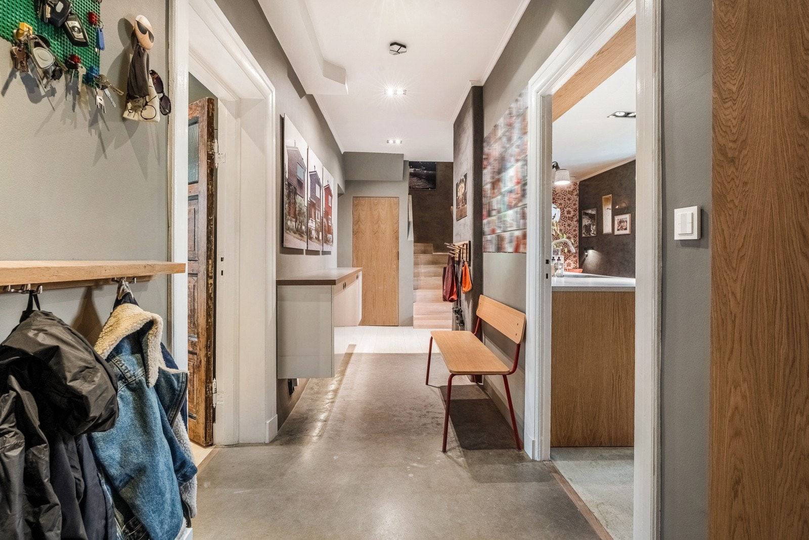 Innbydende entré med gulv i betong med behagelig gulvvarme Galleribilde