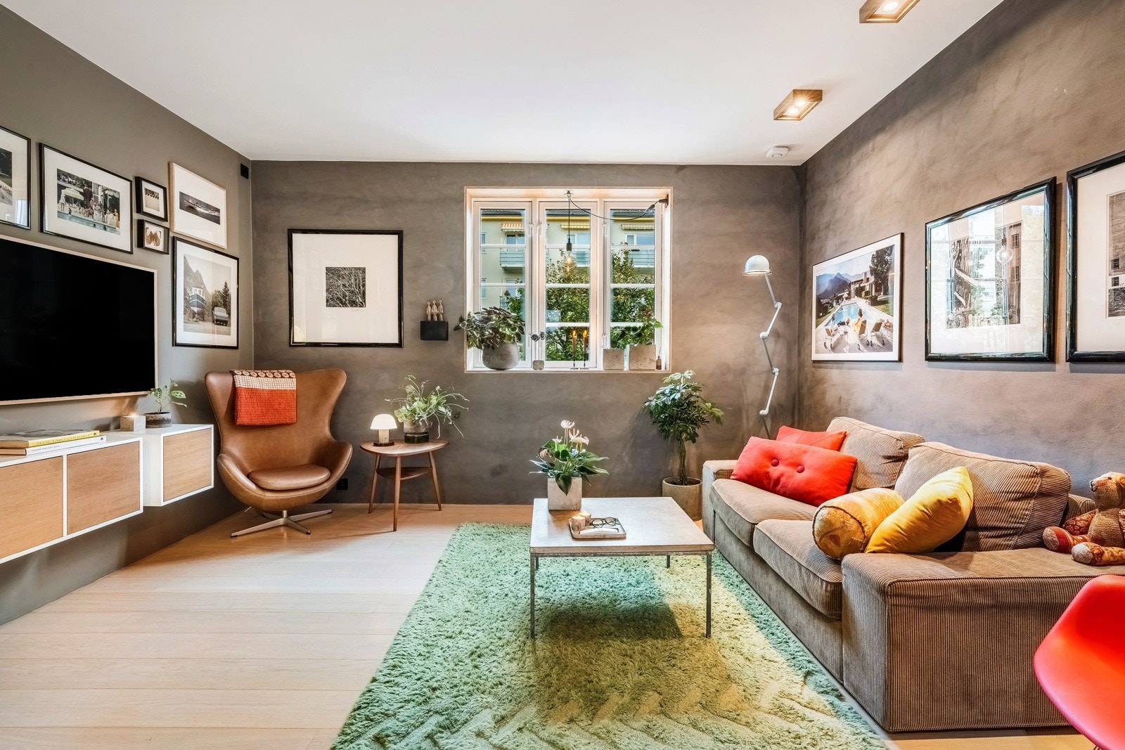 Stuen er romslig og har gode møbleringsmuligheter Galleribilde