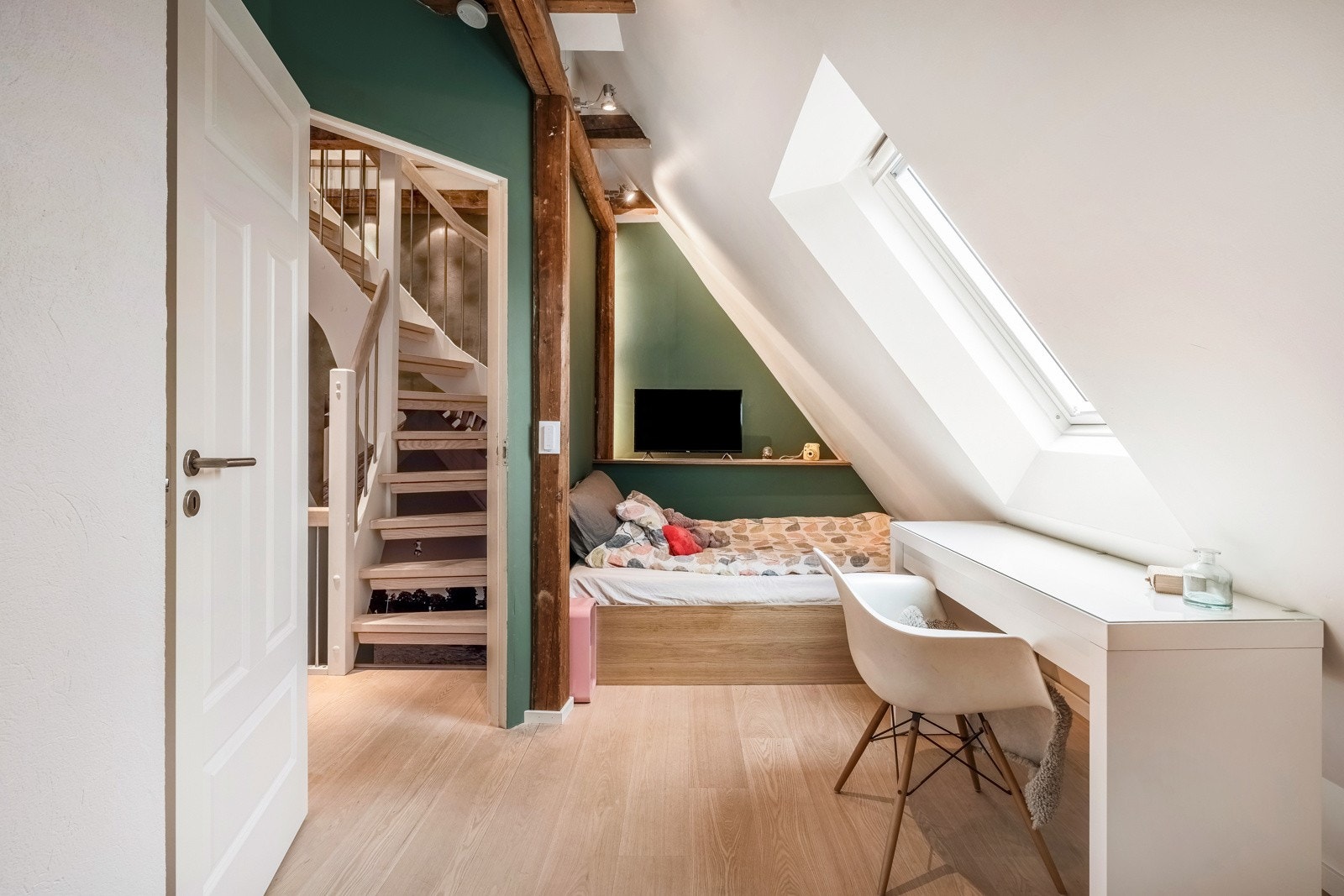 Soverom nummer tre med plassbygget seng og praktisk plass til pult Galleribilde