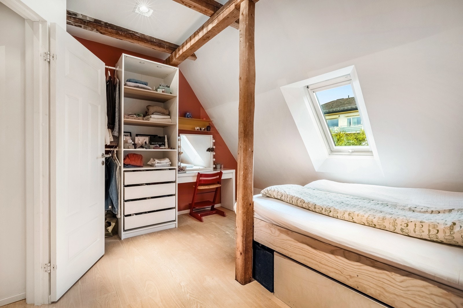 Rommet oppleves som lyst, med moderne farger og takvindu Galleribilde