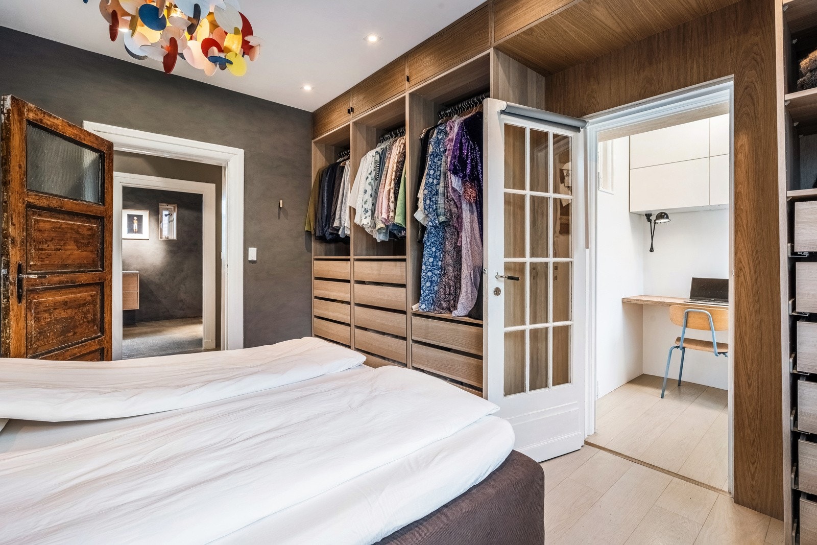 Klær oppbevares enkelt i garderobeskapene Galleribilde