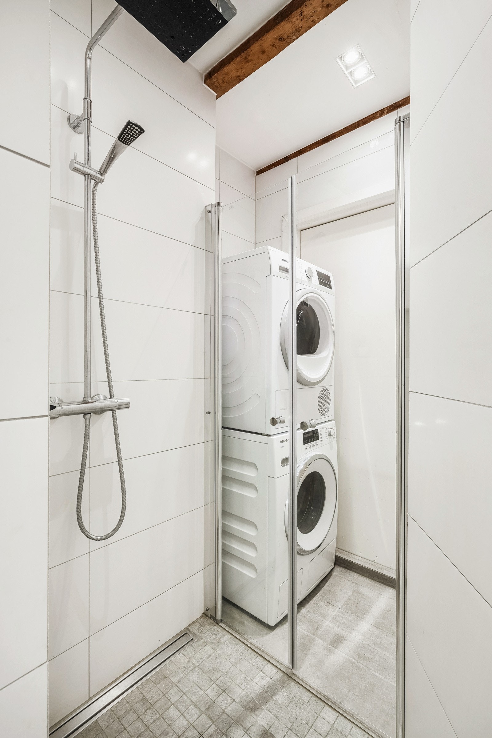 Praktisk plass til vaskemaskin og tørketrommel i nisje Galleribilde