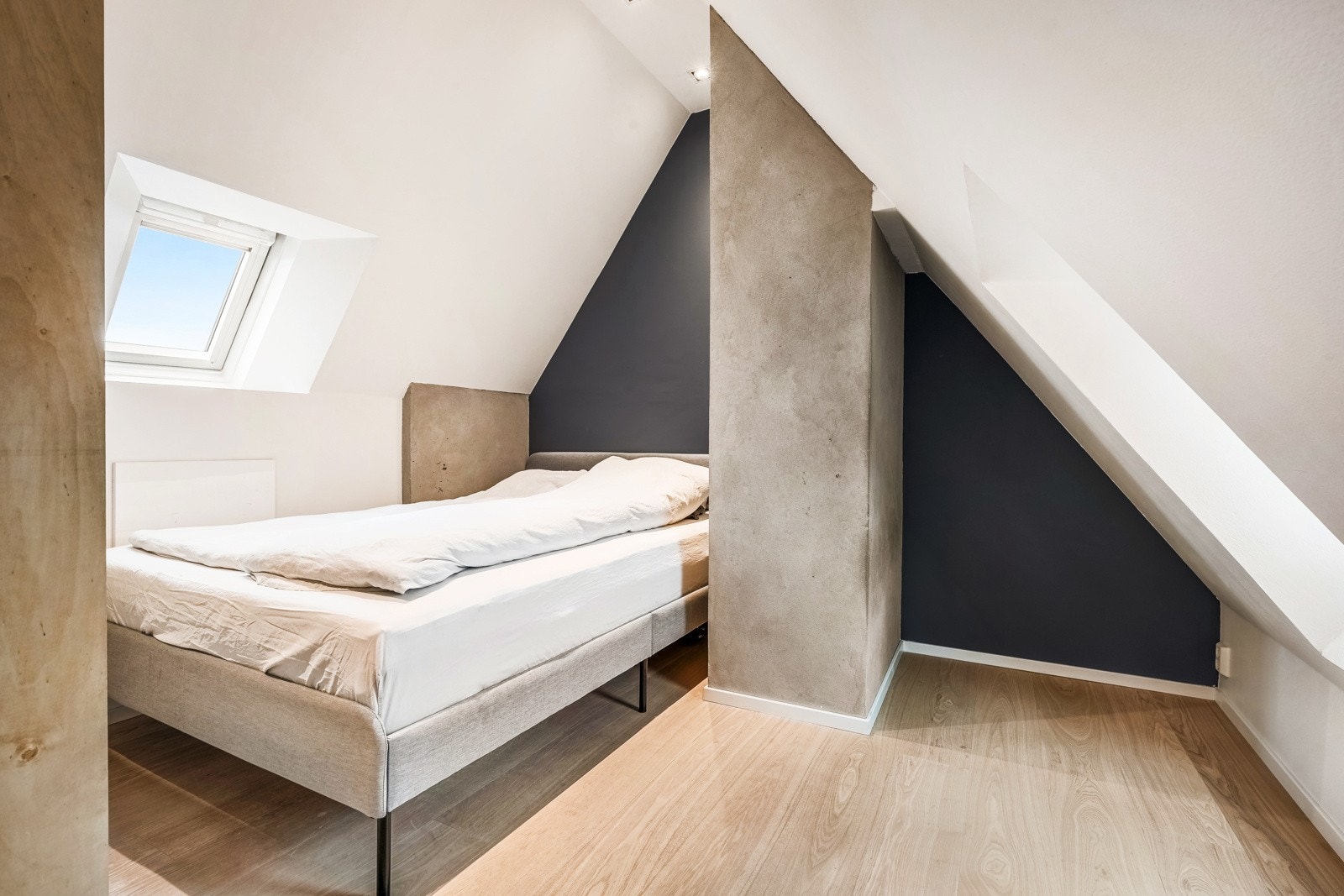 Loftsrommet er i dag innredet og brukt som et fjerde soverom. Megler gjør oppmerksom på at det er for lite dagslysflate i loftstuen Galleribilde