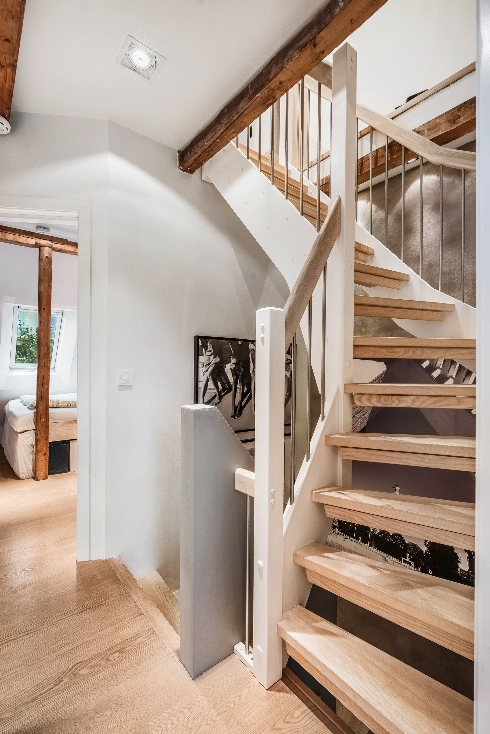 Trappeløpet leder oss opp til boligens tredje etasje Galleribilde