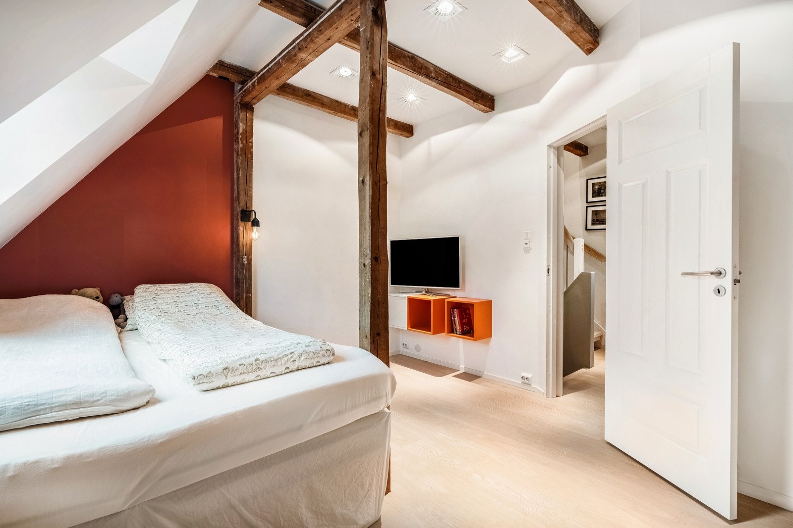 Flott soverom med god plass til seng og oppbevaring Galleribilde