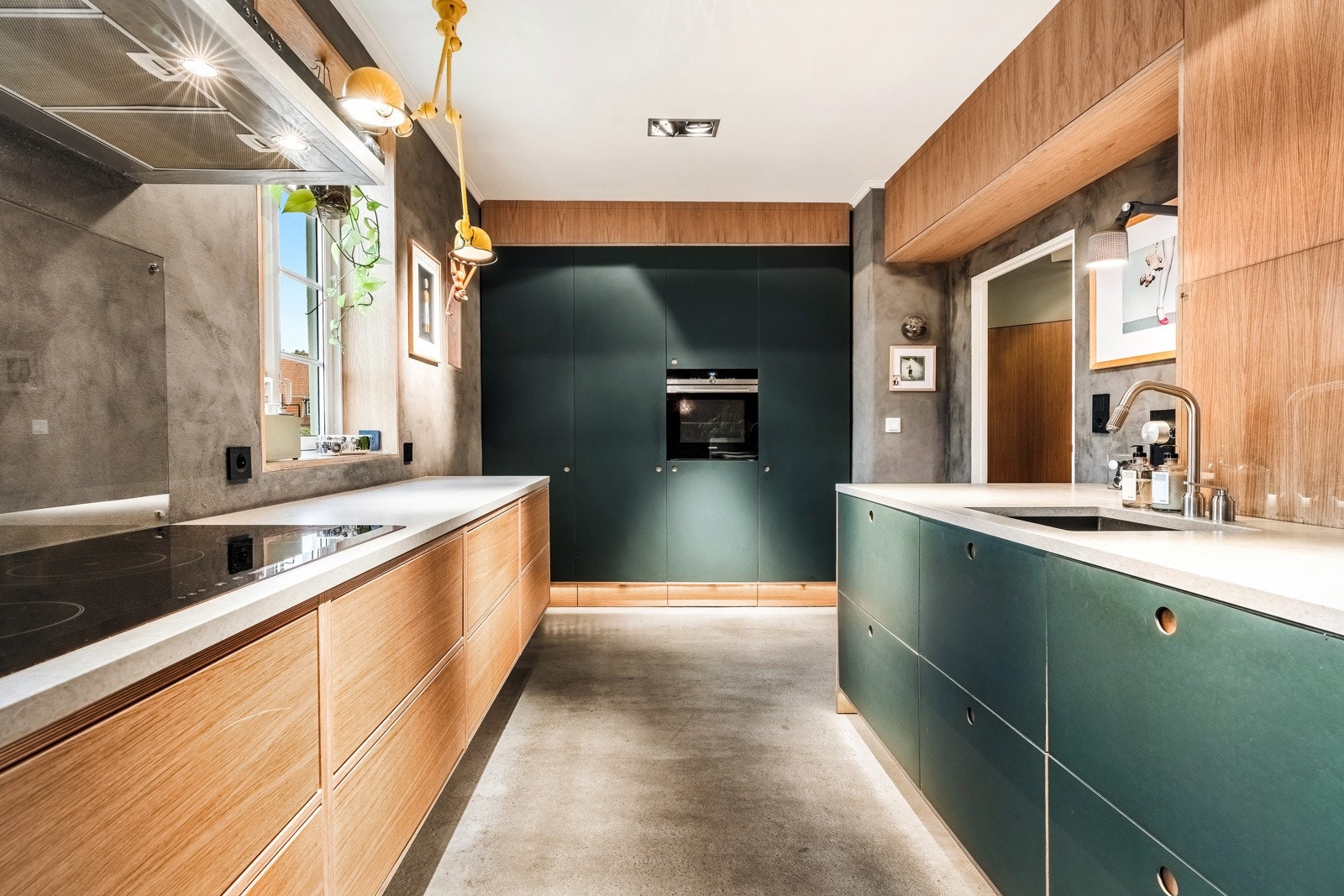 Delikat kjøkken fra 2021 med plassbygde løsninger Galleribilde