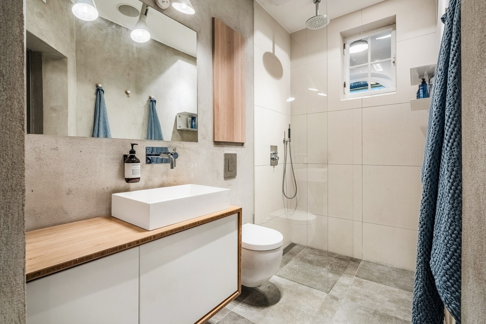 Bad pusset opp i 2014 av Svein Løkenflaen Rørleggerservice AS. Selger innehar Våtromsdokumentasjon i form av utfylt skjema med beskrivelse på utført arbeid Galleribilde