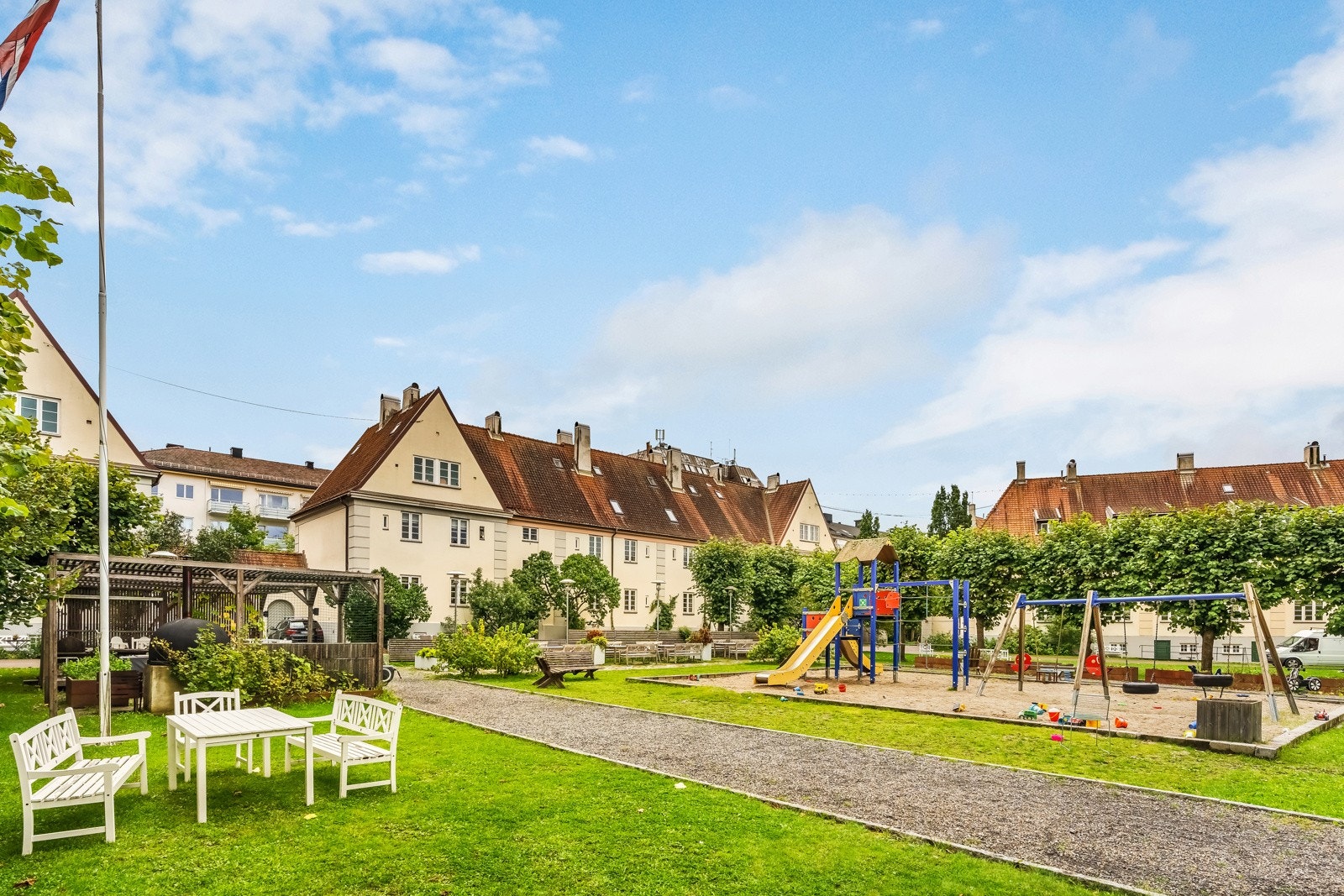 Lindern Hageby er kjent for sin kombinasjon av enestående beliggenhet og tilgang til nødvendige tjenester, noe som gjør det til et populært valg blant beboere i alle aldre Galleribilde