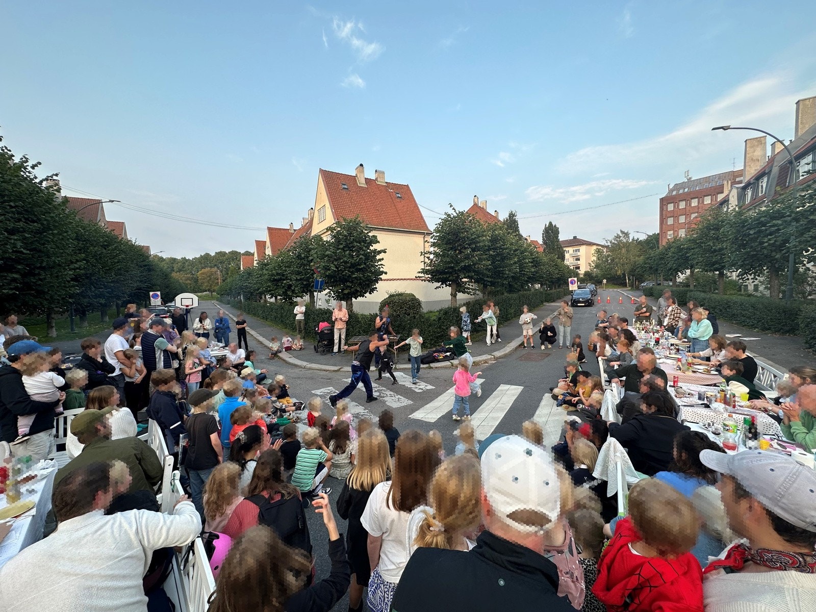 Selgers bilde fra den lokale gatefesten som avholdes i nabolaget Galleribilde