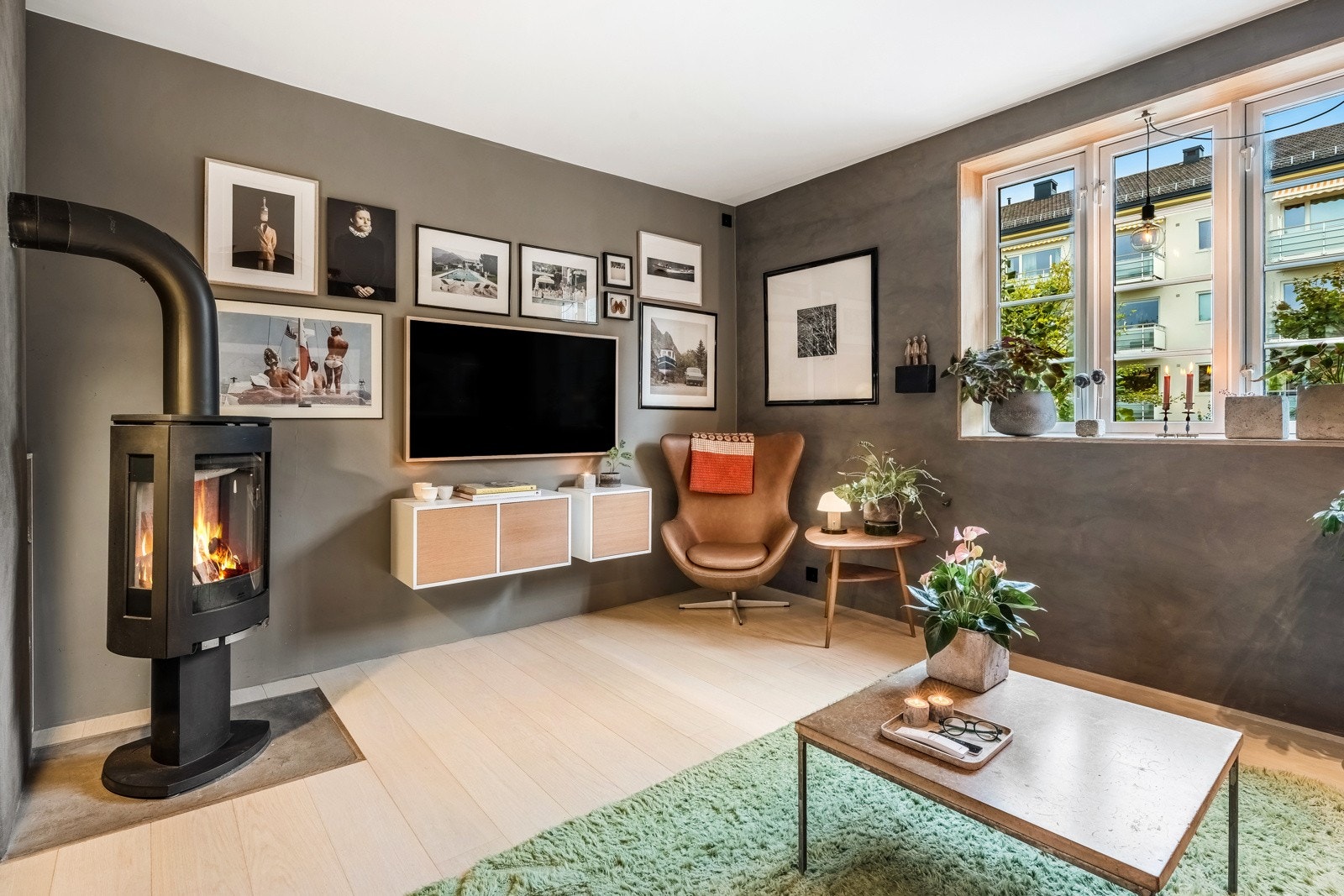 Et moderne fargevalg og pent gulv gjør stuen til et godt samlingspunkt Galleribilde