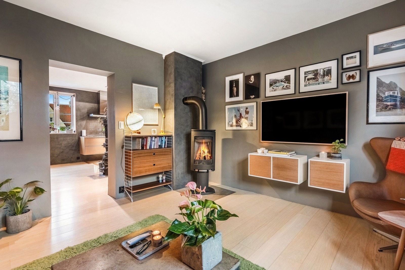 En hyggelig peisovn tilfører rommet varme og hygge under de kalde månedene om året Galleribilde