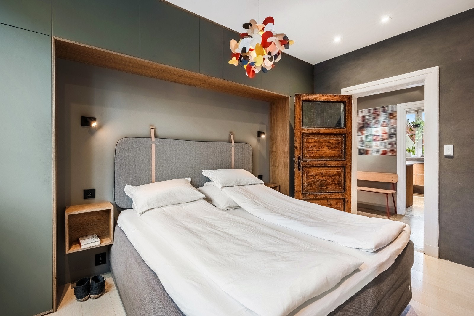 Legg merke til plassbygde løsninger over og rundt sengen Galleribilde