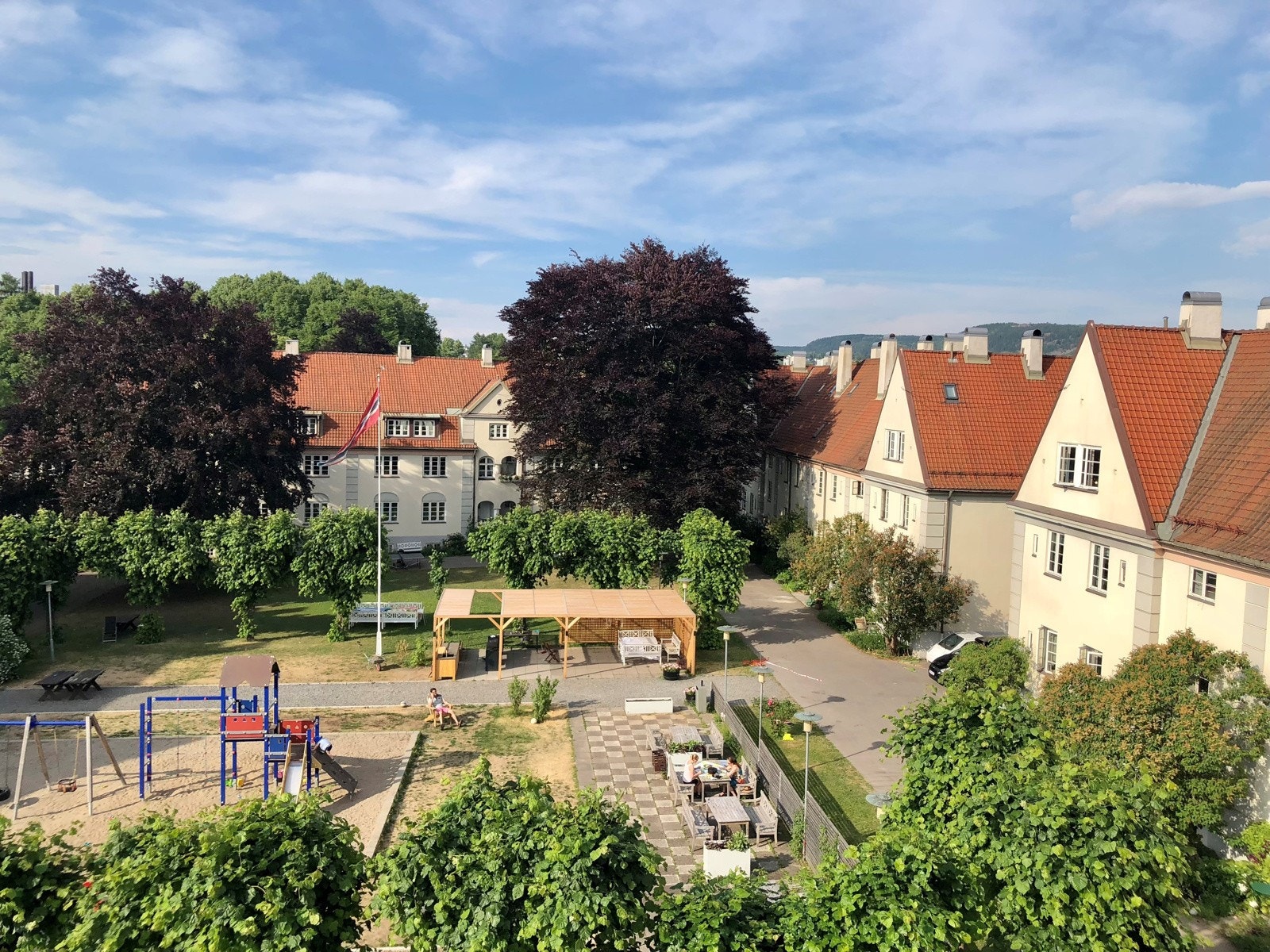 Selgers bilde - Oversikt over bakgården Galleribilde