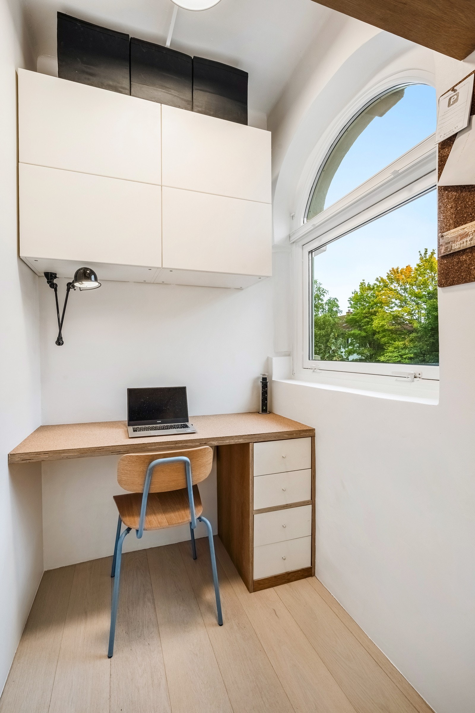 Et praktisk kontor gjør hjemmearbeid enkelt. Rommet kan like enkelt benyttes som en walk-in Galleribilde