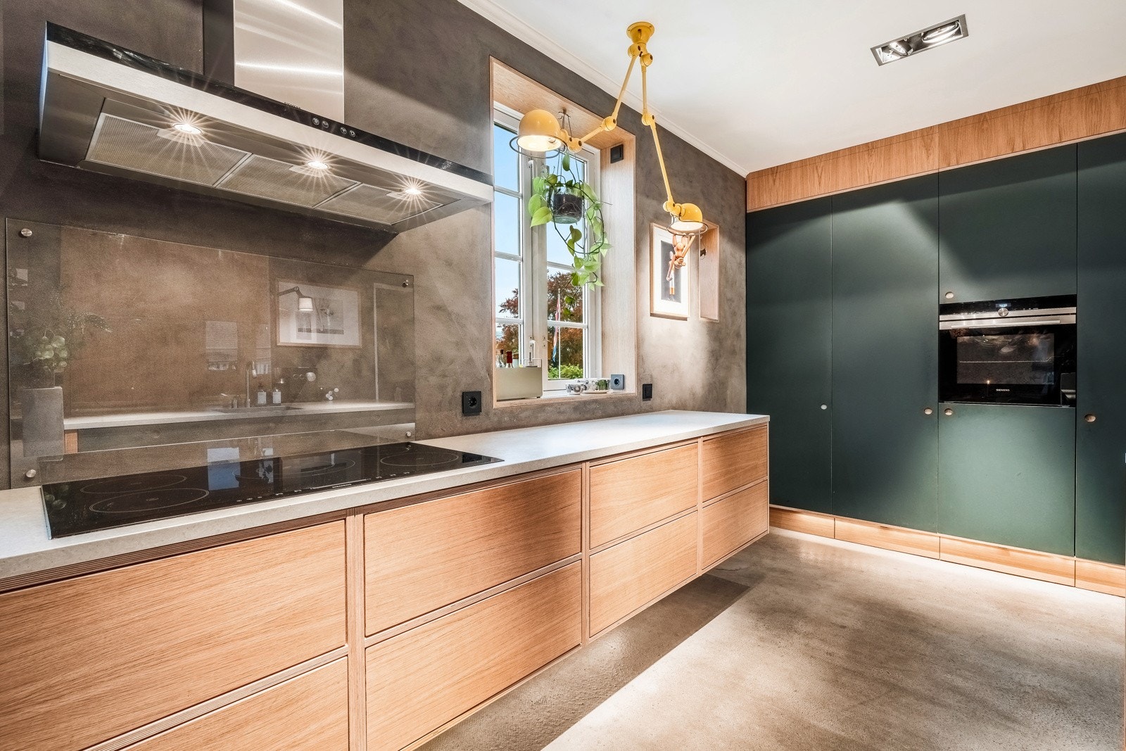 Innredningen har fronter i møbellinoleum og finér, benkeplate i komposittstein og integrete hvitevarer fra Bosch, Siemens og Whirlpool. I tillegg til dette er det mekanisk avtrekk Galleribilde