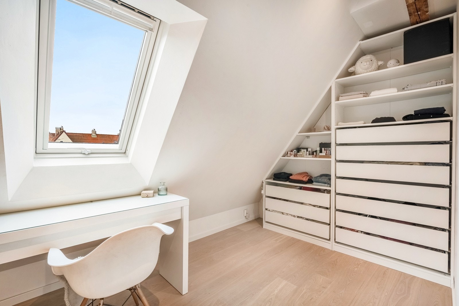 Klær oppbevares enkelt i en åpen garderobe Galleribilde