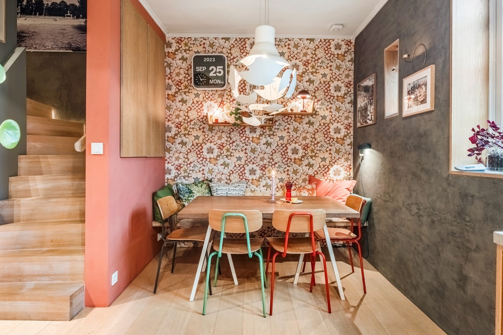 Praktisk spiseplass på kjøkkenet som rommer hele familien Galleribilde