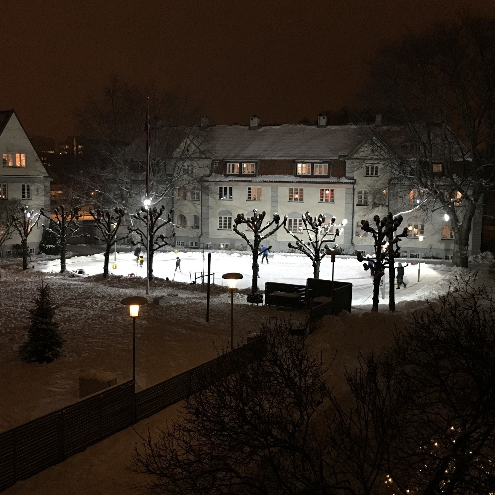 Bilde fra den årlige skøytebanen som gjøres klar av andelseierne som er til stor glede for store og små i laget - og de øvrige lagene! Galleribilde