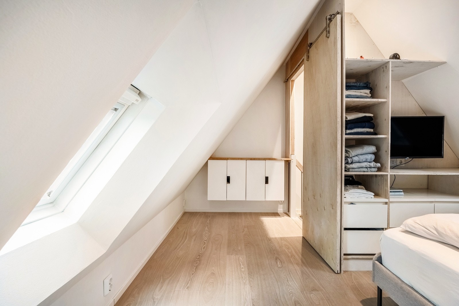 Loftsrommet har flere bruksmuligheter - I dag er det brukt som et fjerde soverom Galleribilde